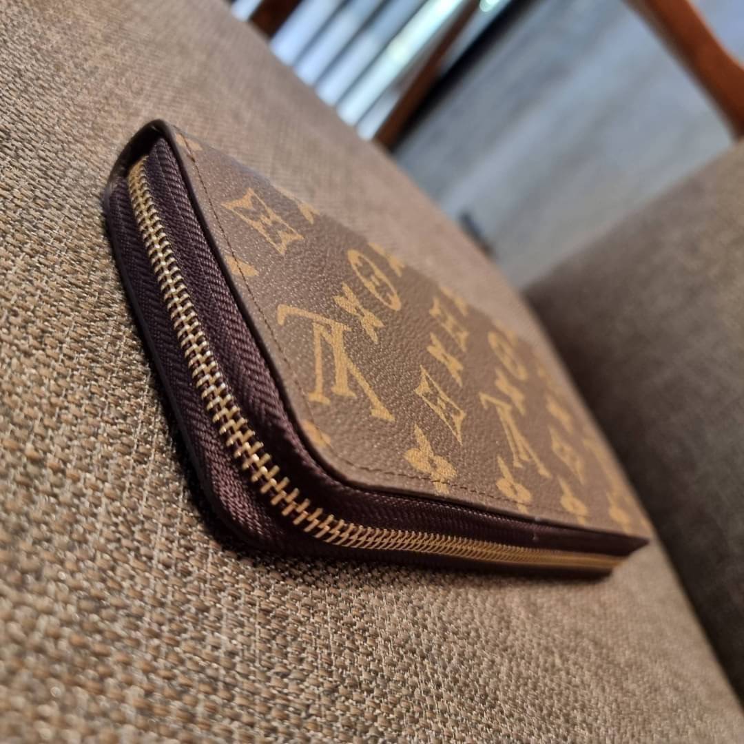 1ซิป LV long wallet ไอเท็มสุดฮิต ติดทุกกระแส แรงไม่เคยตก รุ่น unisex ที่จะหนุ่มๆสาวๆ ก็เลิฟได้หมด!! ใบยาวขนาดกำลังเหมาะมือ ถือแล้วขับผิวทุกสี วัสดุหนังแคนวาส ทนทาน เปิด-ปิดด้วยซิปรอบ ภายในมีช่องใส่บัตรเยอะ แบ่งสัดส่วนสวย ใส่ธนบัตรได้เน้นๆ ใส่เงินไปเลยจ้าห