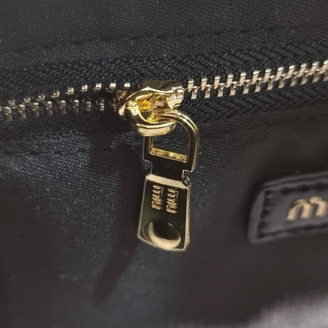 MIU MIU ARCADIE METELASSE LEATHER BAG กระเป๋าถือ/สะพายสุดชิค คุ้มมากไม่อยากให้พลาดน้า เกรดไฮเอน ใช้งานต่างประเทศได้