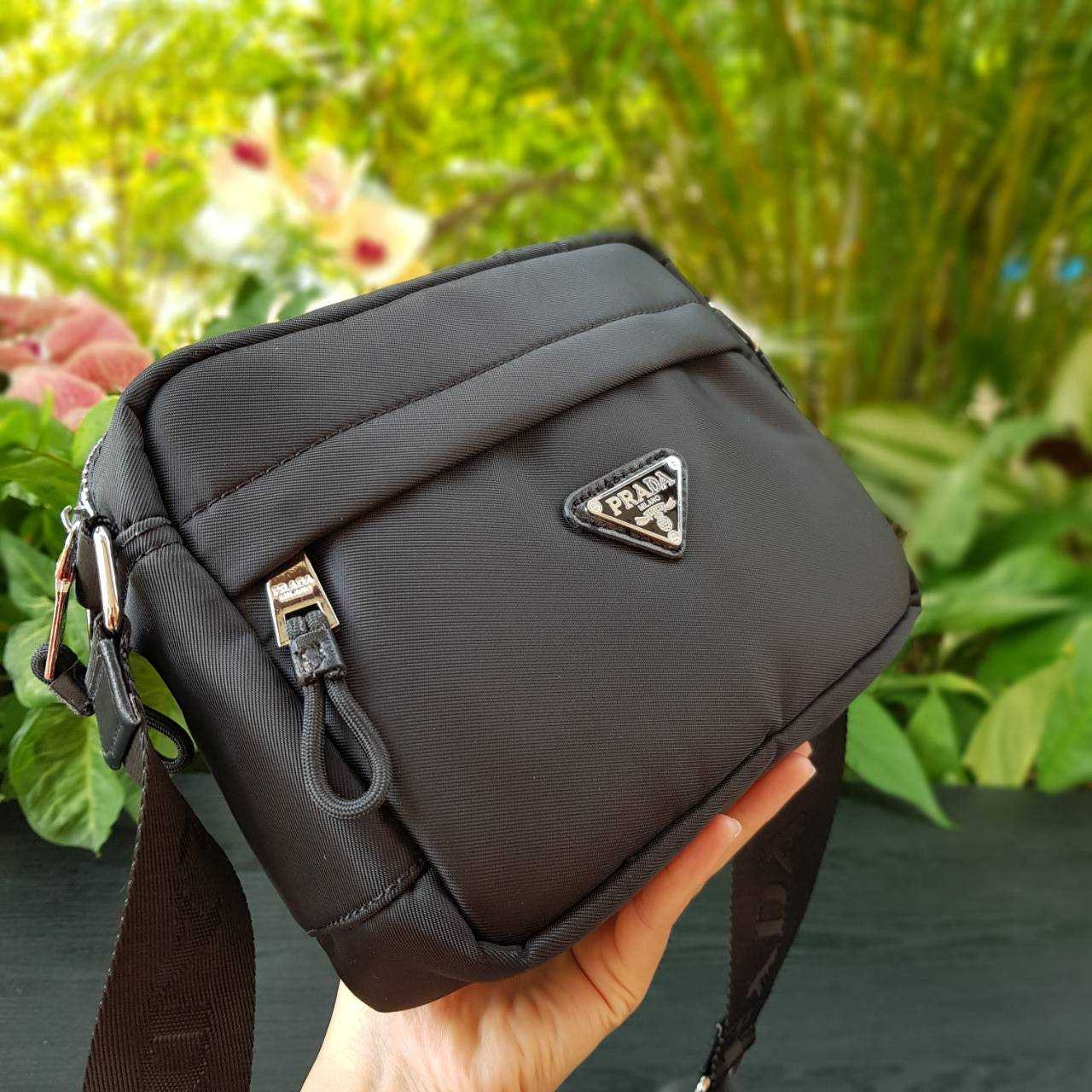 PRADA RE-NYLON MESSENGER BAG BLACK กระเป๋าสะพายทรง Messenger รุ่น Unisex ขนาดกำลังดี ดีไซน์เรียบ แต่หรูหรา สไตล์ Prada สายสะพายยาวปรับระดับได้ สามารถสะพายไหล่ และครอสบอดี้