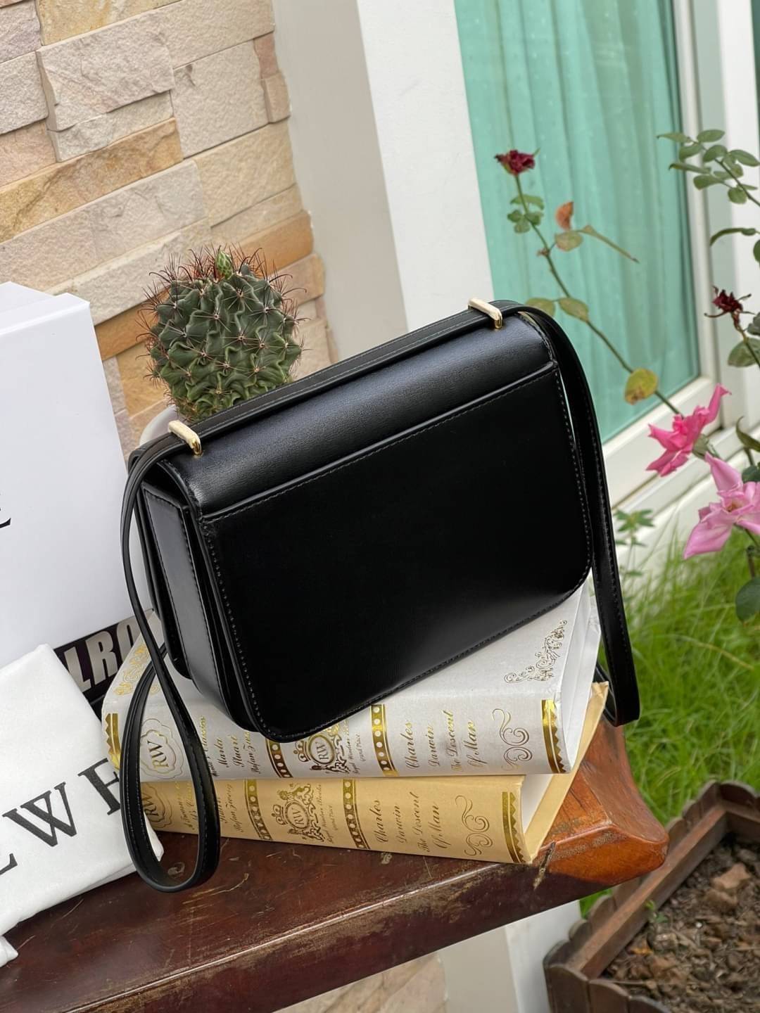 small : LOEWE Goya anagram small leather shoulder bag มาทำความรู้จักทุกดีเทลของ กระเป๋า GOYA ไอเท็มใบใหม่ล่าสุดจาก Loewe ด้วยรูปทรงกล่องอันคลาสสิกที่มาพร้อมรายละเอียดอันน่าค้นหา ด้วยรูปทรงบ็อกสุดคลาสสิก พร้อมโครงสร้างที่กะทัดรัดเปี่ยมไปด้วยสเน่ห์น่าค้นหา 