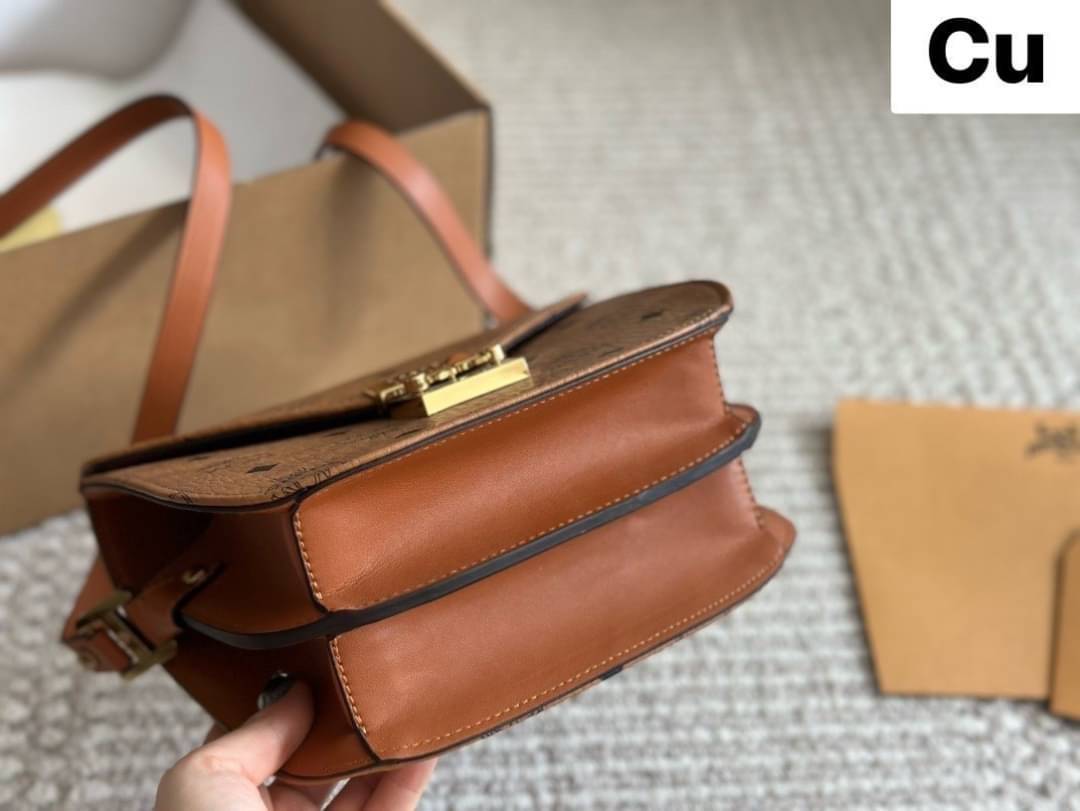 ORI | M.C.M Patricia Shoulder Bag In Visetos กระเป๋าสะพายดีไซน์มีสไตล์ ดูดีมีสเน่ห์ด้วยทรงกระเป๋าที่โค้งรับฐาน ให้ความรู้สึกนุ่มนวล แมทช์ได้กับทุกลุค