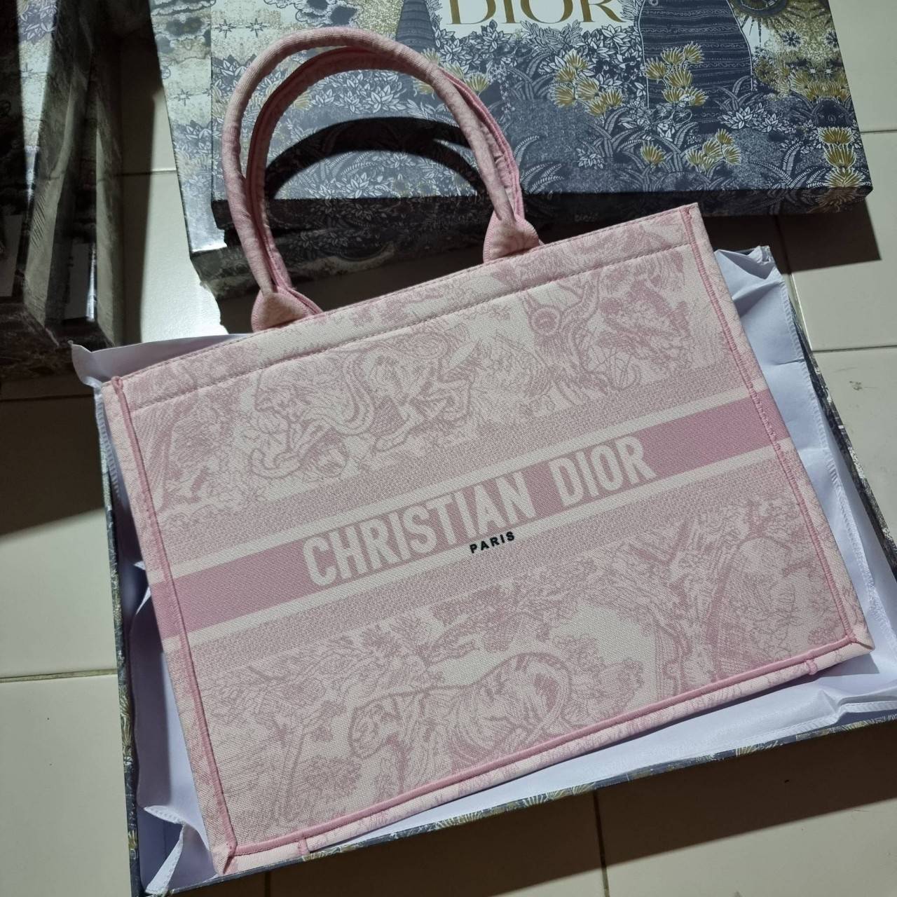 VIP 】HOT ARRIVAL!! DIOR CD SHOPPING BAG WITH GWP กระเป๋าทรงช้อปปิ้งใบใหญ่ จุใจ!! พรีเมี่ยมกิ๊ฟรุ่นดับเบิ้ลฮอต ดีไซน์คลาสสิควินเทจ สวยหรู วัสดุผ้าแคนวาสลายกราฟฟิค ภายในโล่งกว้างมากๆ ใส่ของจุสุดๆ โน้ตบุ้ค ไอแพด กระเป๋าสตางค์ มือถือ หรือเสื้อผ้ายังได้ สะพายค