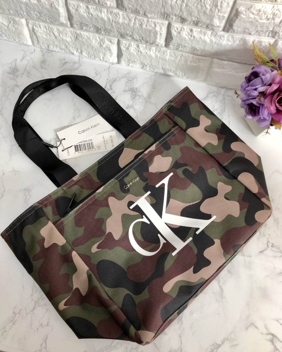 New Calvin Klein Medium Tote Bag พร้อมส่งสินค้ารุ่นหายากค่ะ กระเป๋าถือทรง tote วัสดุผ้าอย่างดี ด้านหน้าสกรีนโลโก้แบรนด์คมชัด มีช่องซิปยาว ช่องกว้างใส่ของจุ เปิดปิดกระเป๋าแบบซิป หัวซิปปั้มแบรนด์ ภายในกระเป๋าโล่งกว้างมากค่ะ มีช่องซิปให้อีกช่อง หูหิ้วกระเป๋า