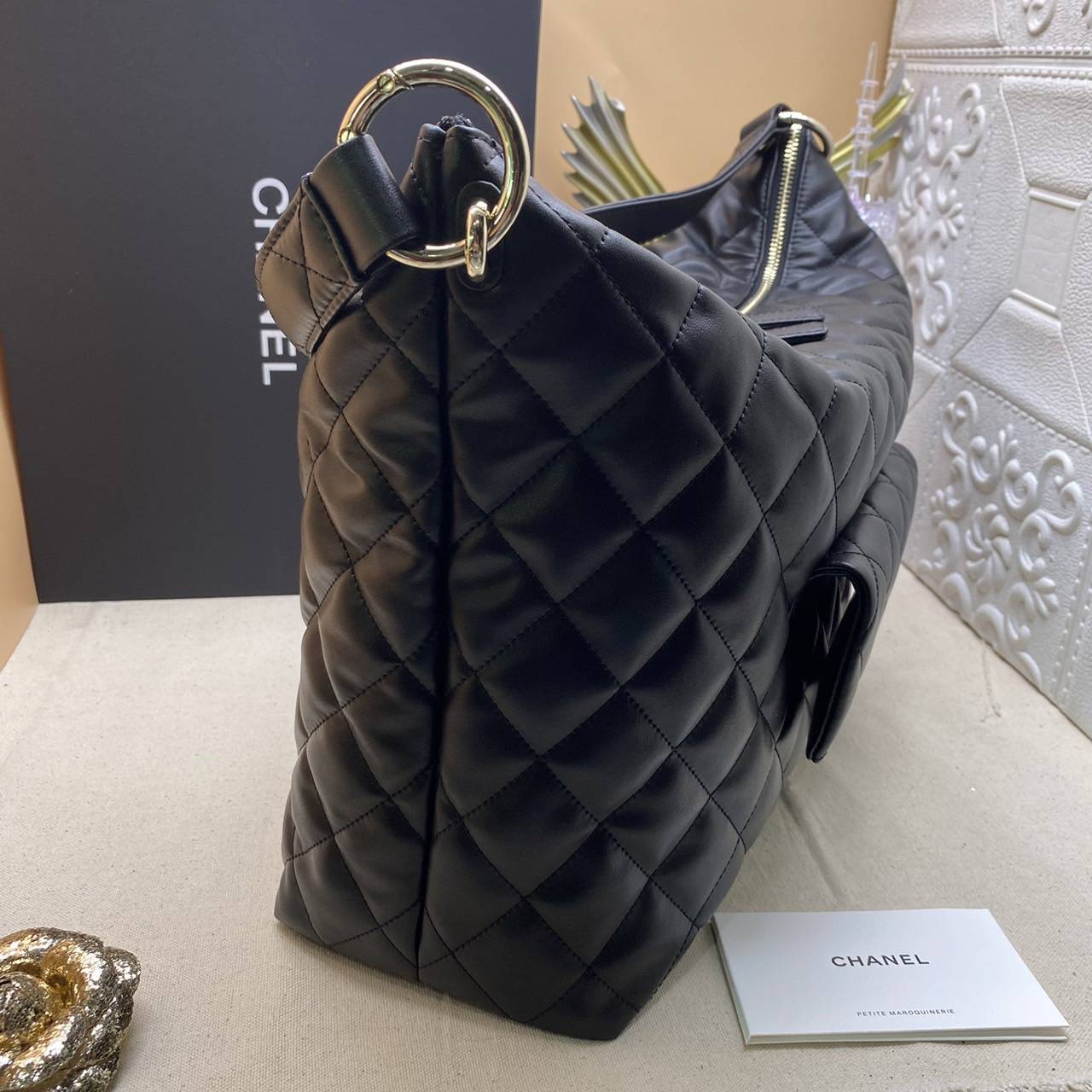 Chanel Maxi Hobo Bag 23B 36cm ออริสลับแท้ ใช้งานต่างประเทศได้ งานเกรดหนังสวย อะไหล่ทองสวยหรู กระเป๋าสะพายทรงโฮโบใบใหญ่ จุของได้เยอะ มี 2 ขนาดกำลังสวย ดีไซน์ใหม่ 2023 ตัวแม่ตัวมัม ห้ามพลาดเลยค่า
