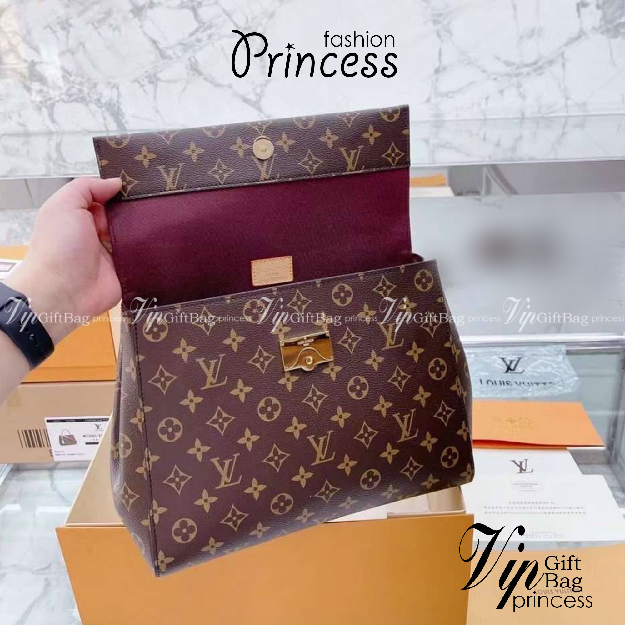 LV Cluny BB Monogram กระเป๋าสะพายหนังลายโมโนแกรมเปิดหน้า เป็นอีกทรงที่ขายดีมากเพราะใช้งานง่ายใช้ได้อเนกประสงค์ ด้านในกว้าง งานใช้สลับขึ้นแบบจากงานจริงเป๊ะเที่ยบเท่า แรร์ไอเท็มที่สาวๆต้องมี! มีหูจับในตัวและสายครอสบอดี้มาให้ ใช้งานง่าย เหมาะกับทุกสไตล์การแต