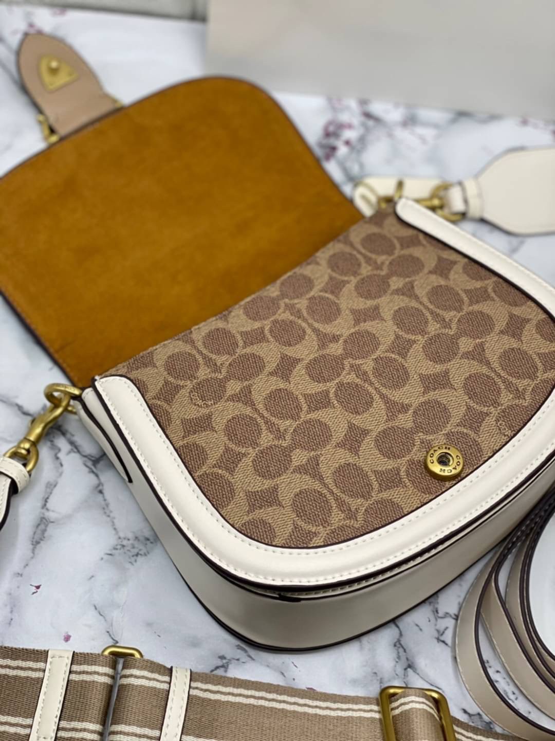 Coach Printed Coated Canvas And Glovetaanned เข้าเพิ่ม 4 แบบ มี 2สาย สายหนังและสายสปอร์ต สุดคุ้มเลยค่าา พร้อมส่งที่ไทยอีกครั้ง ฮอตฮิตไม่เลิกค่ะ ถามหากันเยอะมาก! กระเป๋าสะพายครอสบอดี้ร์ วัสดุหนังแท้ชั้นดีที่สุด! หนังสวย บวกกับอะไหล่แบรนด์ที่ดูเด่นคลาสสิคตร