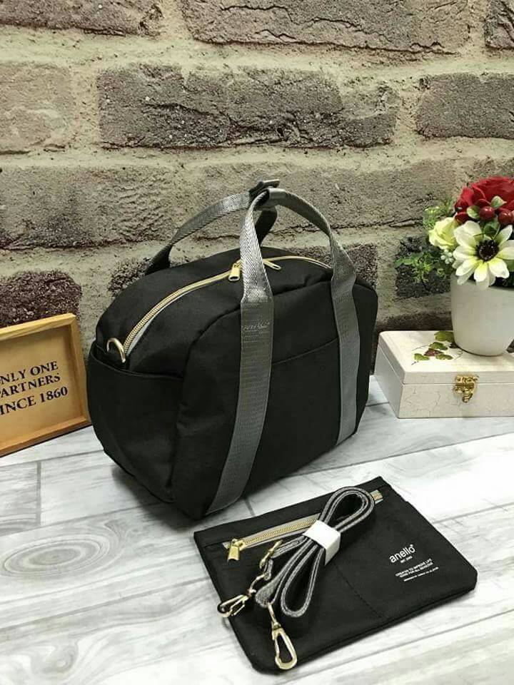 Anello Mini Boston shoulder Bag New arrival คอลเลคชั่นใหม่ล่าสุด ชน shop ค่ะ กระเป๋าถือ หรือสะพายข้าง ขนาดกำลังน่ารัก เปิดปิดด้วยซิปคู่ ภายในมี ใบลูกให้อีก 1 ใบ แยกใช้ได้ค่ะ ด้านหน้าสกรีนโลโก้แบรนด์ มีช่องทั้ง 4 ด้าน หน้าหลัง และด้านข้างใช้งานได้จริง มา พ