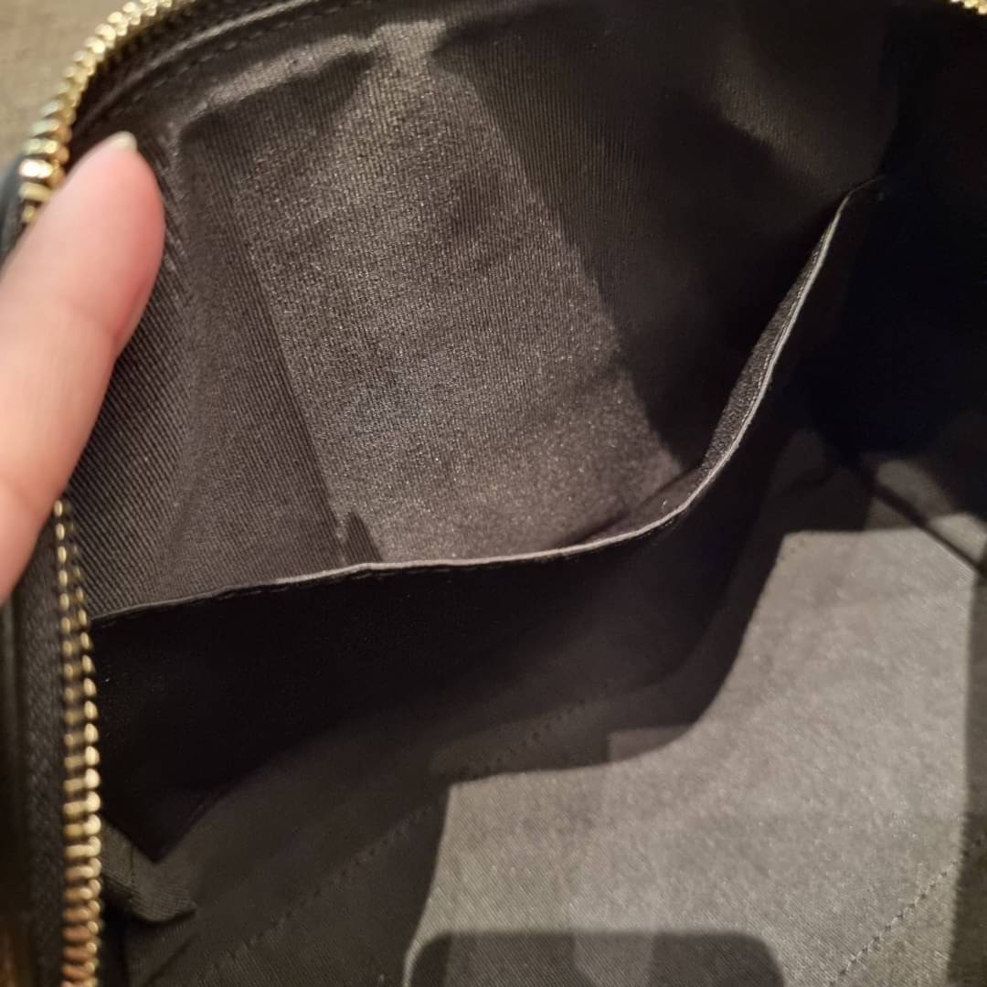 COACH F83607 ROWAN SATCHEL IN SIGNATURE CANVAS กระเป๋าทรงหมอนยอดฮิต คลาสสิคใช้งานได้ไม่มีเบื่อ มาครบสีขายดี ด้วยรูปทรงสวยงาม และใช้งานได้อย่างกระฉับกระเฉง วัสดุหนังแคนวาสเคลือบลาย ทนทาน ภายในโล่งกว้าง มีช่องซิปและแบ่งสัดส่วนได้ลงตัว บอกเลยว่าสาวๆพลาดไม่ได