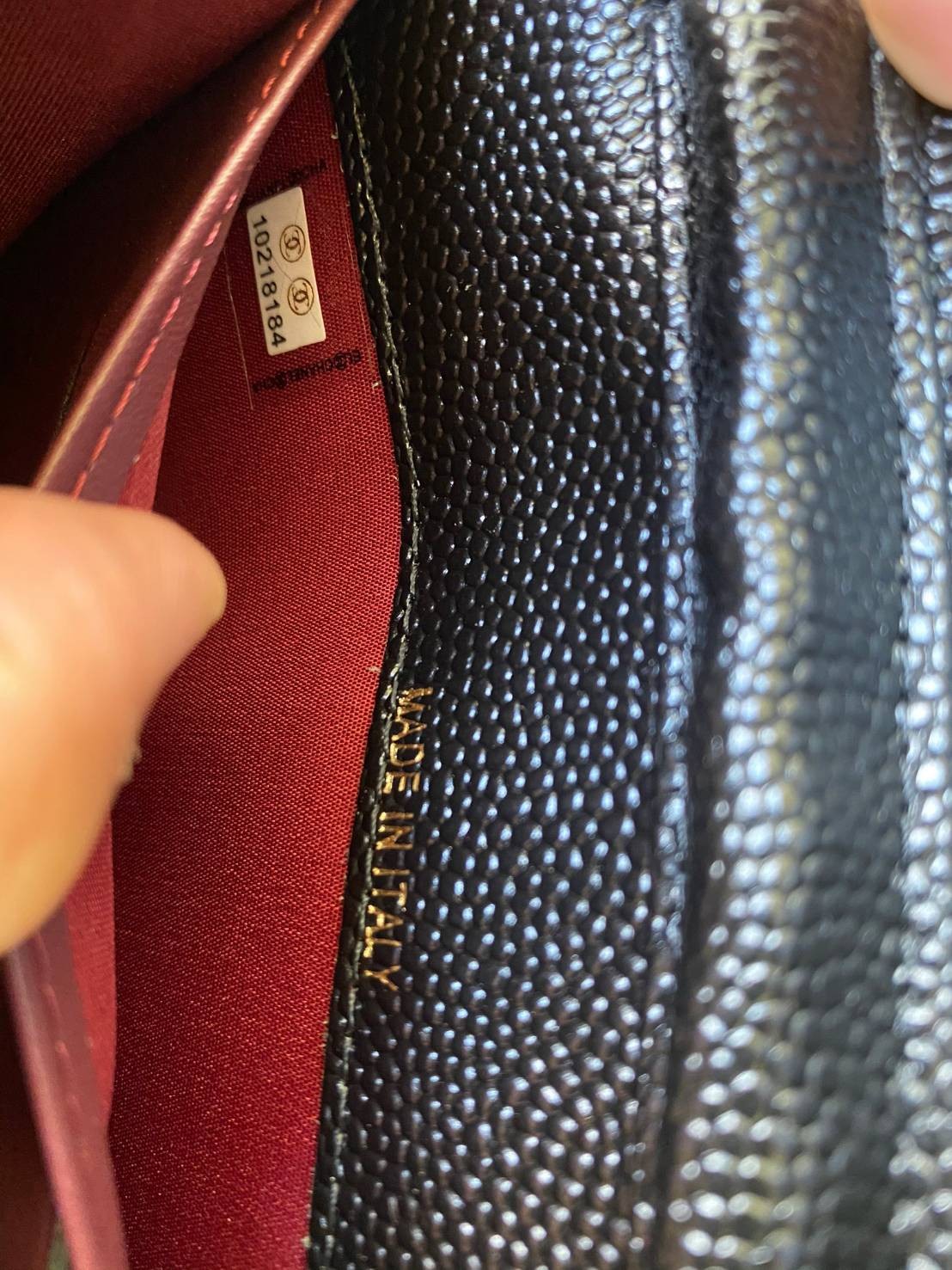 หนังแท้ CHANEL WALLET WITCH CHAIN รุ่นยอดนิยมไอเท็มฮิตวัสดุหนังคาเวียร์สวยคลาสสิคเปิดปิดด้วยฝาปิดกระดุมด้านหน้ามีโลโก้แบรนด์อะไหล่ทองสวยหรูดูดีมาพร้อมสายโซ่อะไหล่เงินและทอง ร้อยหนังจะสะพายไหล่ หรือ Crossbody ภาพถ่ายจากงานขายจริงสวยน่าใช้ Chanel mini นาทีน