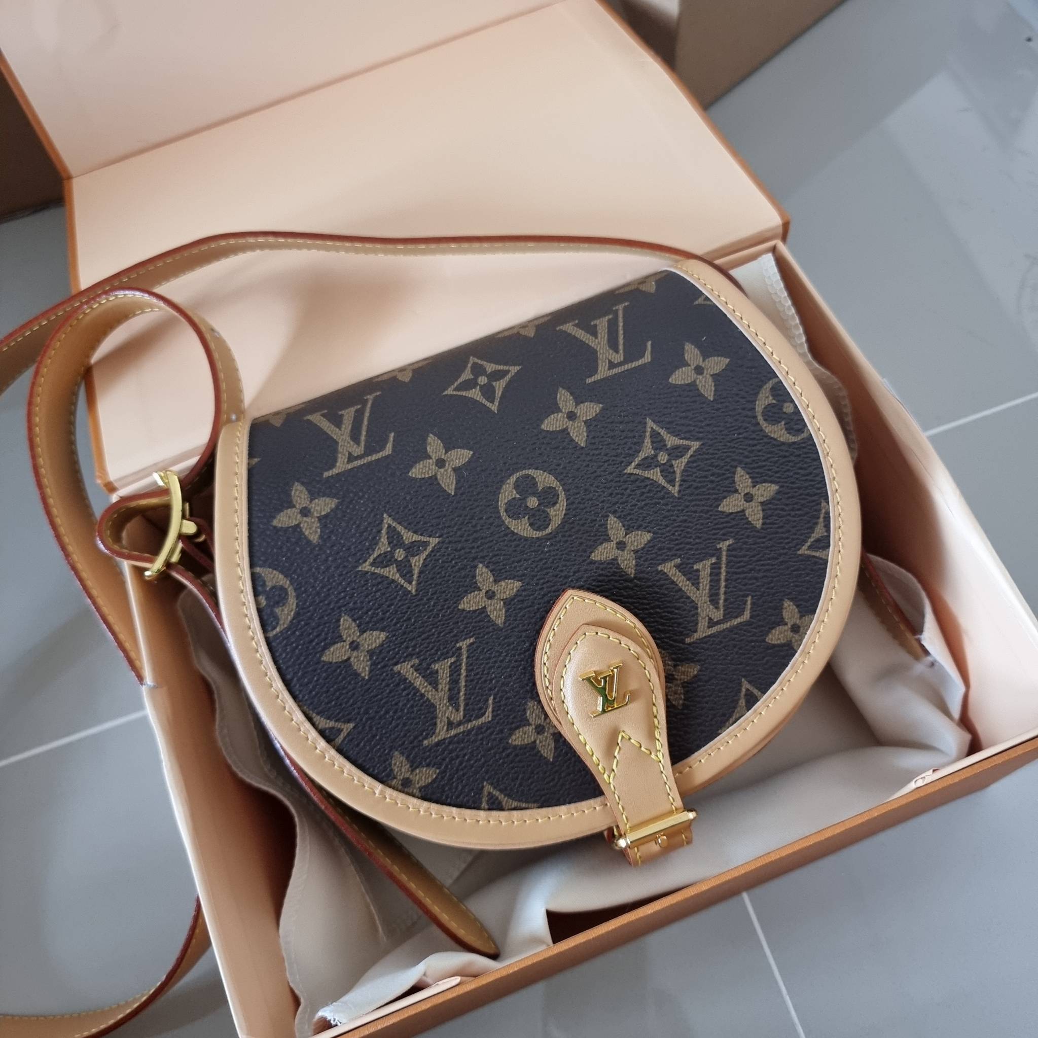 LV Tambourine Monogram Crossbody Bag รุ่นลิมิเต็ดหายาก กับกระเป๋าสะพายทรงสวย ดีไซน์คลาสสิค วัสดุหนังแคนวาสตัดสลับหนังแท้ เปิด-ปิดกระเป๋าด้วยอะไหล่สายคาด สายสะพายในตัว ปรับได้ หรือซ่อนสายและถือเป็น clutch ออกงานก็ได้ ดูแพงมากๆ ภายในเป็นช่องโล่ง ใส่ของจุกจุ