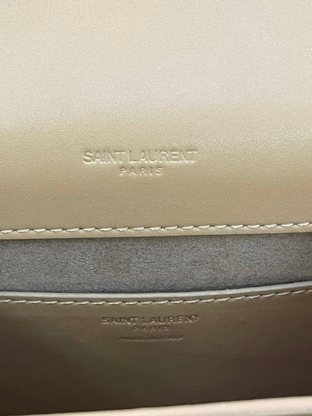 หนังแท้ YSL Yves Saint Laurent small leather shoulder bag กระเป๋าสะพายทรงเหลี่ยมแนวตั้งดีไซน์สวยหรูอยู่ทรงมีโลโก้แบรนด์ด้านหน้า อะไหล่ทองสวยหรู ภายในโล่งกว้าง สายสะพายหนังยาวปรับระดับได้ Rare items เด็ดๆแบบนี้ห้ามพลาด!