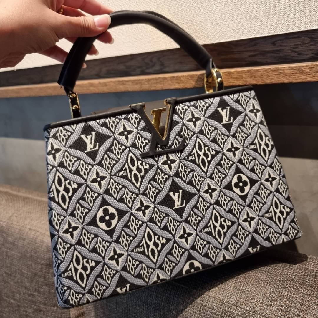 LV capucines top handle with vintager 1854 / LV SINCE 1854 CAPUCINES MM ที่สุดของความสวยในดีไซน์คลาสสิคย้อนยุค กระเป๋าถือสุดหรู มาพร้อมหูจับในตัว ด้วยรูปทรงวินเทจและวัสดุผ้าแคนวาสคละลายเต็มใบ สร้างดีเทลให้ไอเท็มนี้ได้ลุคผู้ดีไปอีก และยังมีลูกเล่นที่ฝาปิดก