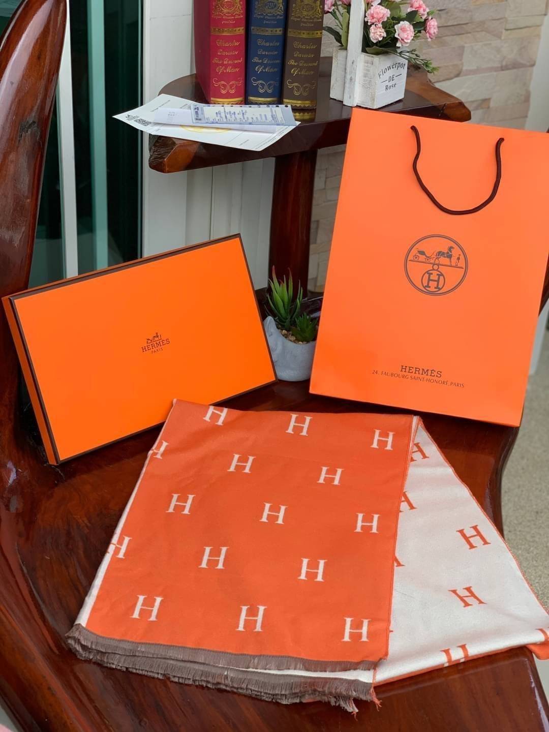Hermes Women’s Scarves Accessories Scarf อีกหนึ่งแบรนด์ดังจากปารีส ด้วยงานพรีเมี่ยมกิ้ฟ ส่งมอบความรู้สึกดีๆให้กับคนที่คุณรัก ในรูปแบบผ้าพันคอและผ้าคุมไหล่ผืนใหญ่ให้ความอบอุ่น ถักทอด้วยผ้าcashmere ผ้าเนื้อดี สัมผัสนุ่มมือ ทอลายในตัว สีและลายคมชัด เหมาะสำหร