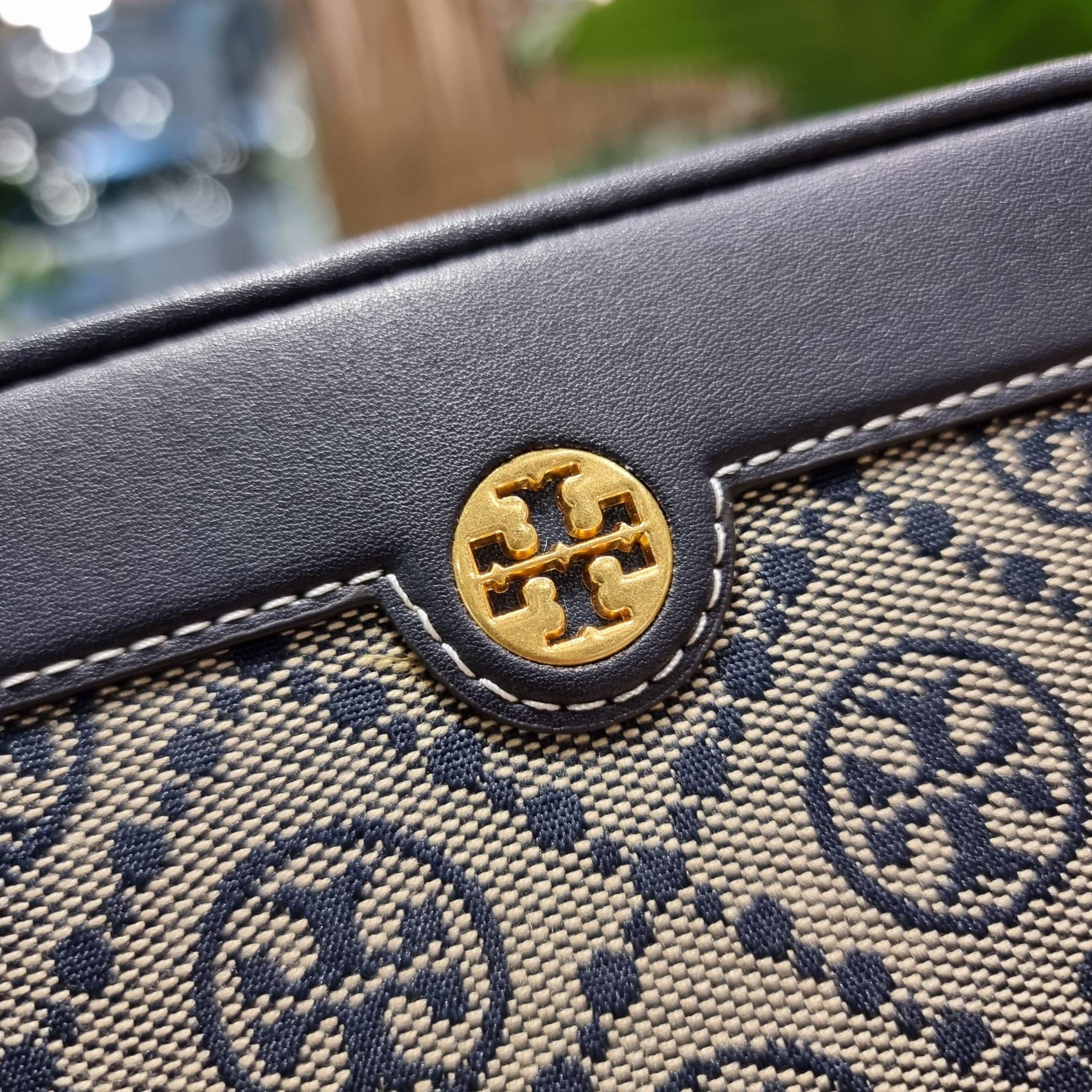 TORY BURCH T MONOGRAM JACQUARD SLIM WALLET ของดีมีให้ที่นี่แบบจัดเต็ม กระเป๋าสตางค์ใบยาว รุ่นสลิม สวยหรู ขนาดกำลังเหมาะมือ ถือแล้วขับผิว วัสดุผ้า jacquard ตัดสลับหนังแท้ ภายในสวยคมม้าก!! มีช่องใส่บัตรได้แบบเน้นๆ และช่องใส่ธนบัตรได้ ด้านหลังมีช่องซิปอีกหนึ