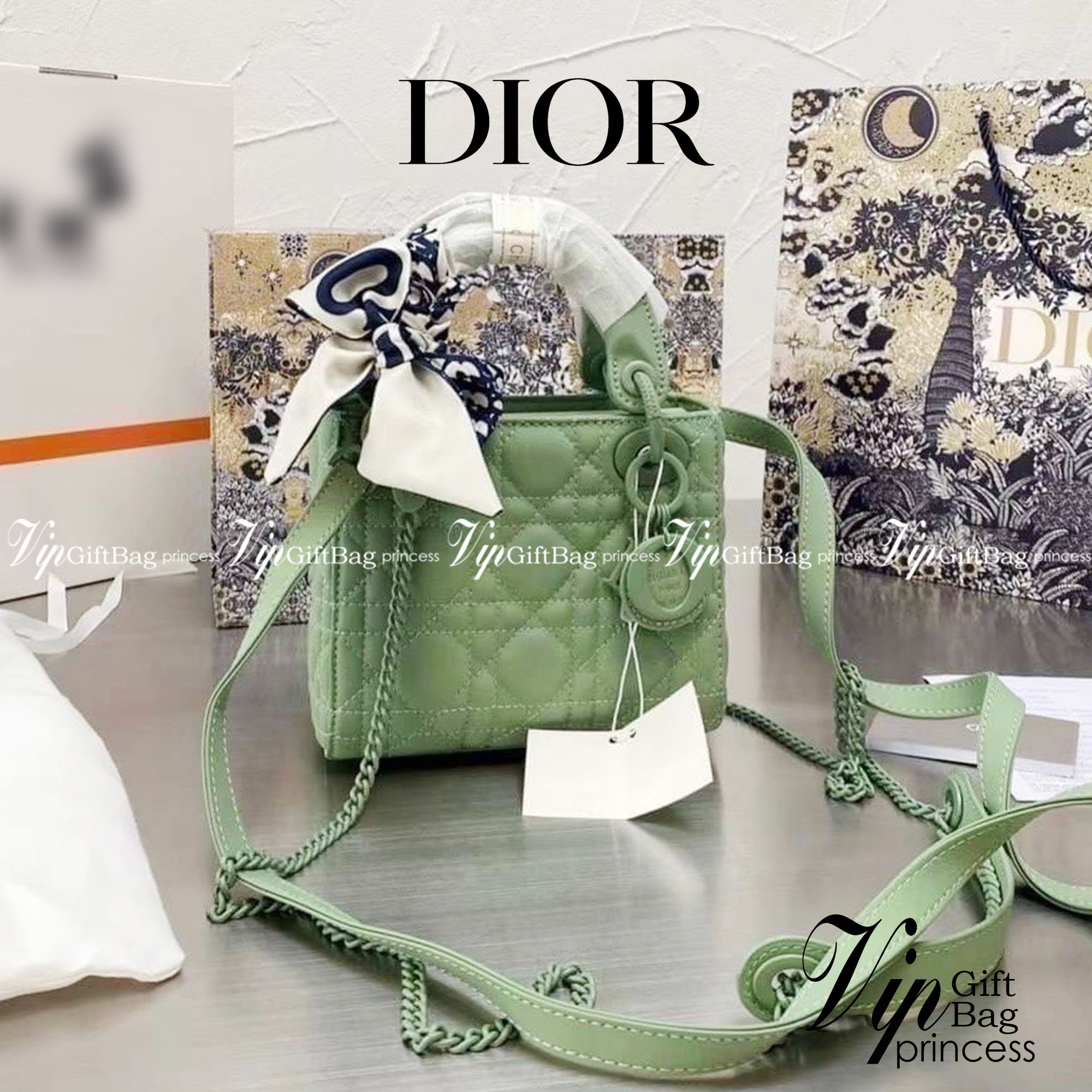 DIOR CD LADY BAG / Christian Dior Lady Dior Ultra-Matte Bag พร้อมส่ง 5 โทนสีพาสเทลหวานๆ น่ารักละมุน ตัวห้อยโลโก้โทนสีเดียวกระเป๋า น่ารักมากค่ะ ดีไซน์เรียบง่าย แต่แฝงไปด้วยความหรูหรา ทรงกล่องคลาสสิค วัสดุหนังแท้ มีหูจับในตัวและสายครอสบอดี้สุดเลิศ มาพร้อมสา
