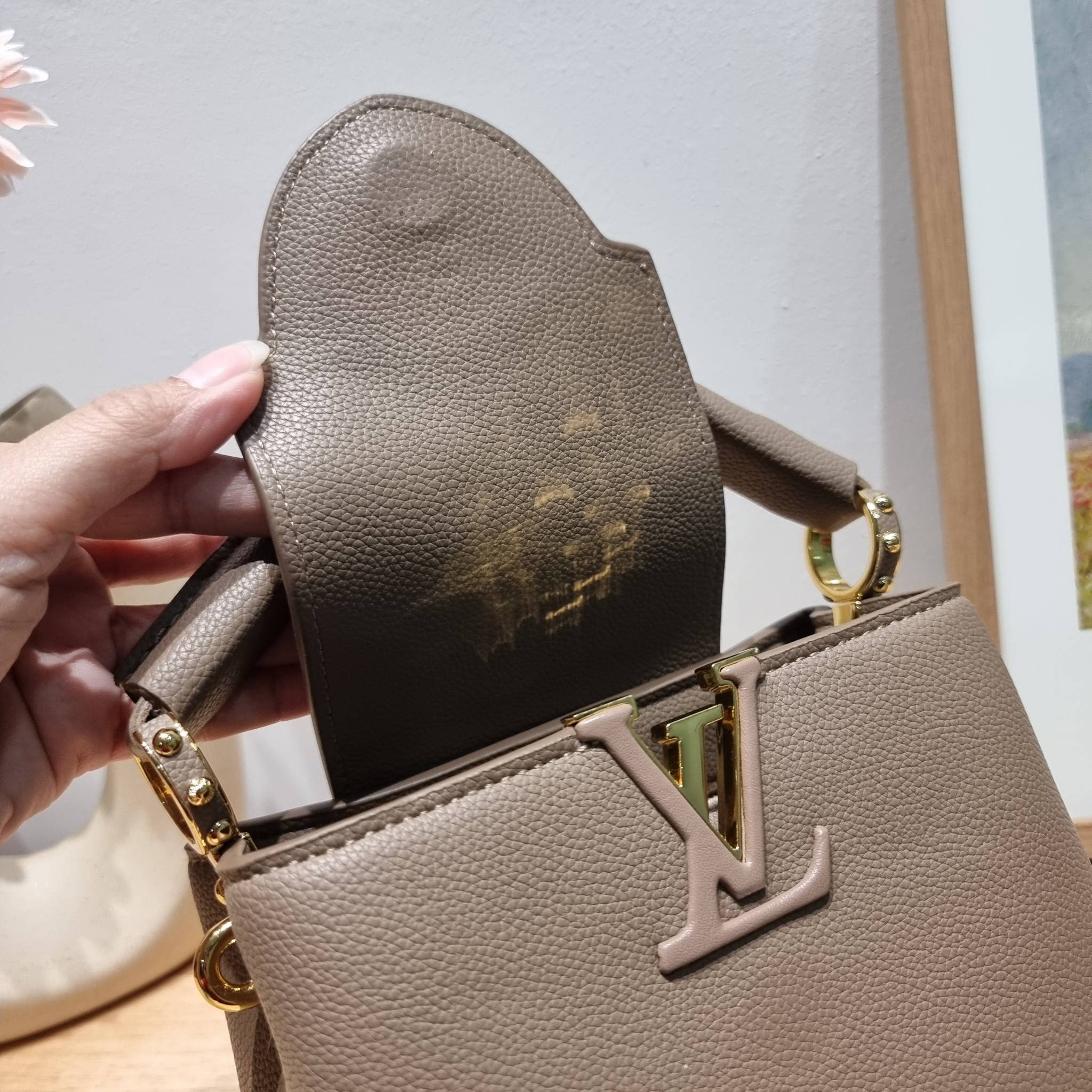 LV capucines mini top handle ที่สุดของความสวยในราคาเบาๆ กระเป๋าถือสุดหรู ดีไซน์ทรงคลาสสิค ที่รอบนี้มาในไซส์มินิ ดีงามม้ากกกก!! มาพร้อมหูจับในตัว ด้วยรูปทรงวินเทจและวัสดุหนังลูกวัว ขับผิว ทำให้ไอเท็มนี้สะกดทุกสายตาจริงๆ