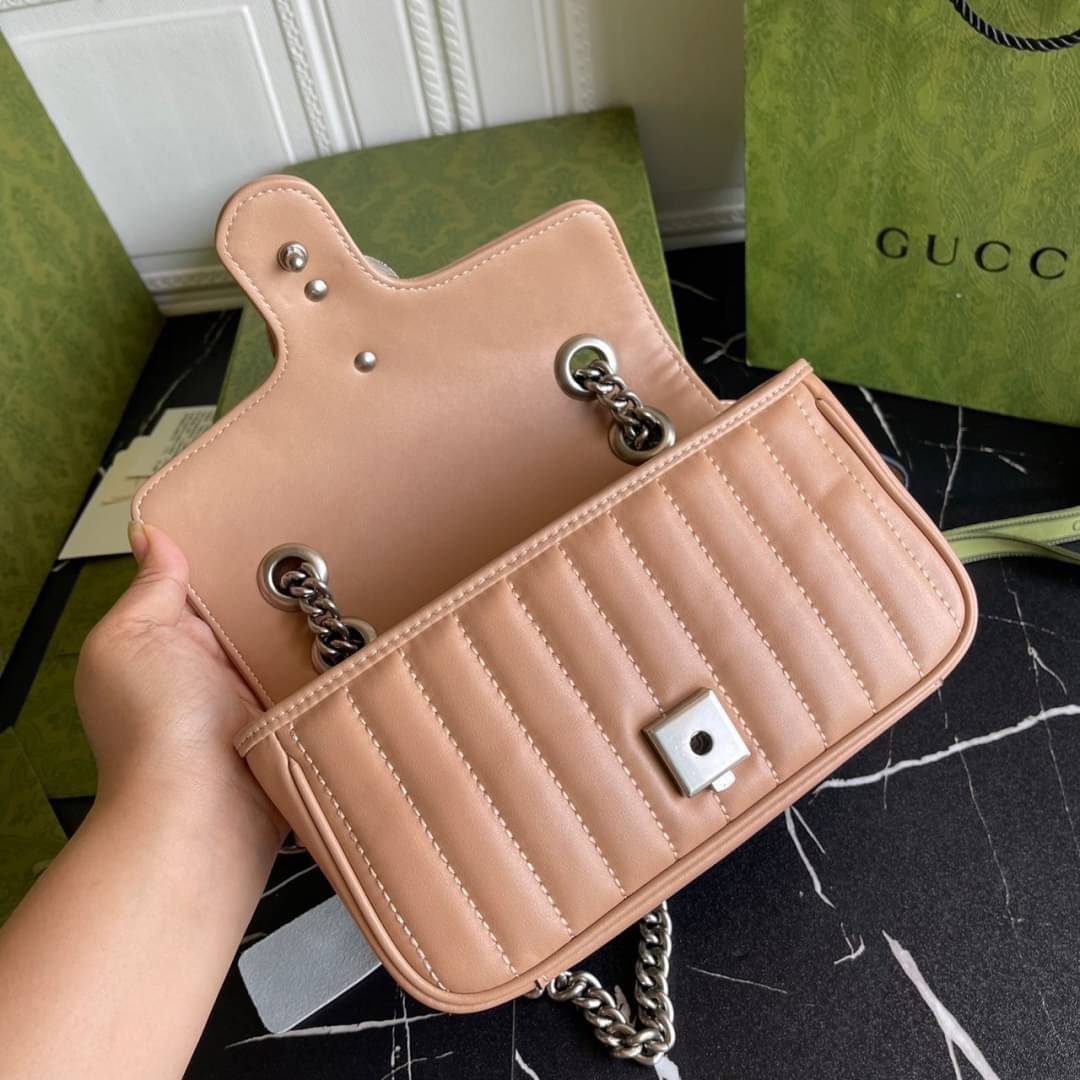 หนังแท้ GUCCI GG Marmont leather shoulder bag แบบใหม่ล่าสุด ราคานี้หนังแท้คือคุ้มมากเลยค่าสาวๆ ต้องจัดแล้วน้าา ยกระดับความหรูให้กับตัวเองกันหน่อย ด้วยกระเป๋ารุ่นนี้!! ครอสบอดี้ที่ดีไซน์หรู อัพเลเวล ในราคาที่จับต้องได้ พร้อมเสิร์ฟความสวยตรงถึงบ้านแล้วจ้า