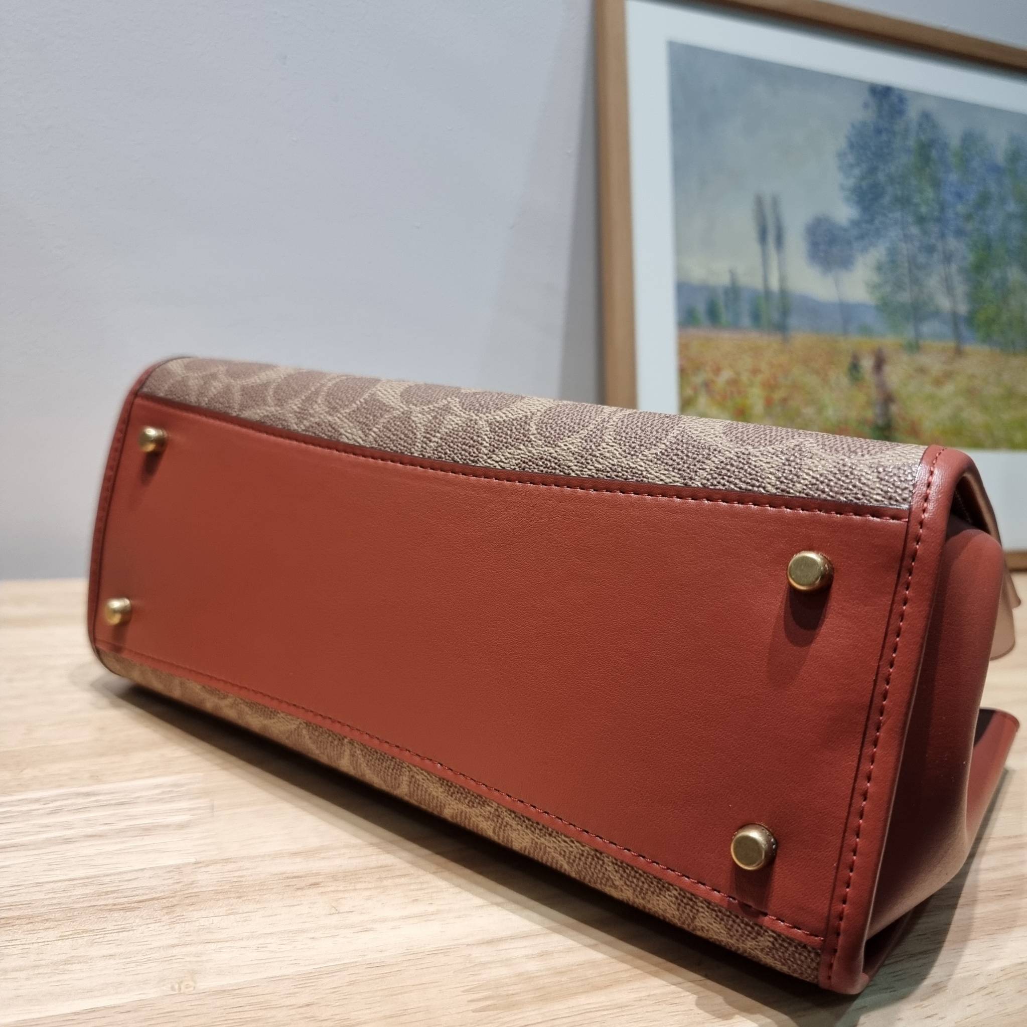 COACH brooke carryall in signature canvas CE733 ใหม่ล่าสุด อัพลุคคุณนายคุณหนูกันหน่อย กับกระเป๋าถือ/สะพายสุดหรู รูปทรงและดีไซน์ดูไฮน์มาก มีกุญแจล็อคซิปได้ วัสดุหนังแคนวาสตัดสลับหนังแท้ มีหูจับในตัว ภายในแบ่งสัดส่วนไว้อย่างดี ให้สามารถจัดเก็บของได้อย่างมีร