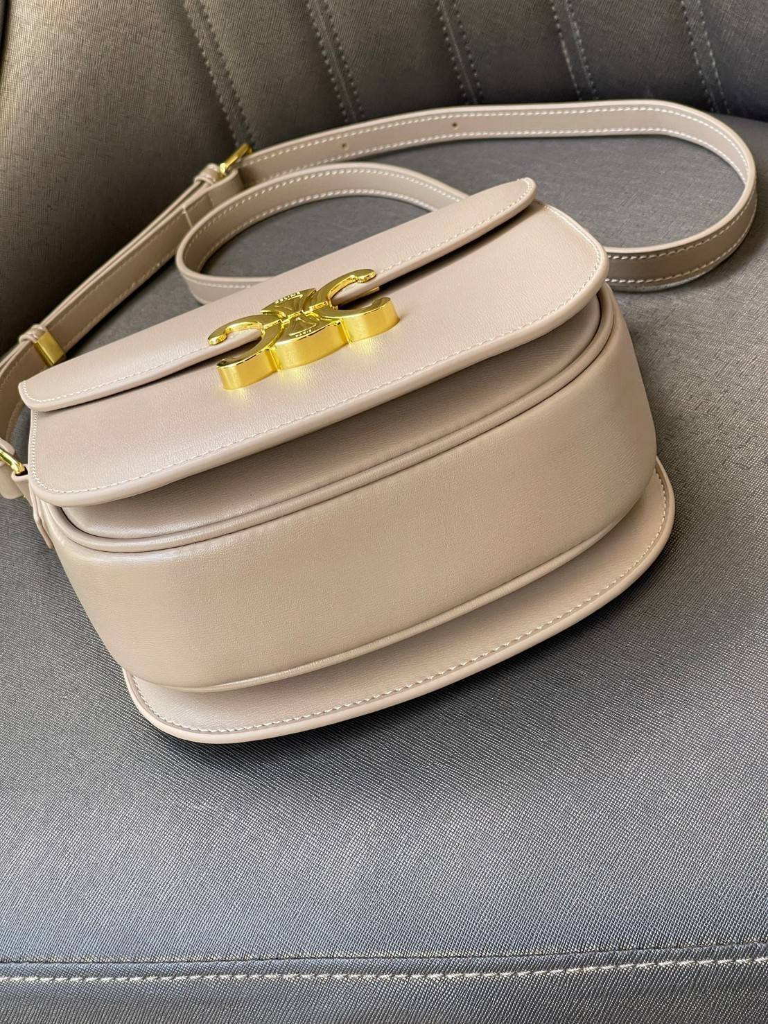 VIP 🥂 CELINE TEEN BESACE TRIOMPHE IN SHINY กระเป๋าสะพายคาดลำตัวรุ่นนี้นับว่าเป็นกระเป๋าอีกหนึ่งรุ่นในซีรีส์ Triomphe ที่ได้รับความนิยมอย่างมาก ด้วยรูปร่างทรงโค้งมนมีความคลาสสิกตามแบบฉบับของ Celine เพิ่มความหรูหราและโดดเด่นด้วยการตกแต่งด้วยโลโก้โลห