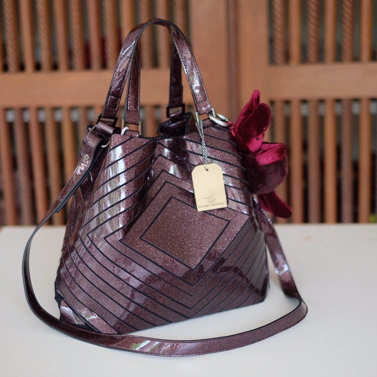สีใหม่ Cranberry สวย มาก ตัวกระเป๋ามี กลิ้ตเตอร์ วิ้งๆ ทำให้โดดเด่น ลาย Limited edition หายาก 👍ปรับทรงได้ 2 แบบ น่ารักมาก สวยที่สุด มาพร้อมกระต่ายเข้า set เลิศคะ กระเป๋า จากแบรนด์ David Jones กระเป๋าสะพายข้างดีไซน์เกร๋มาก สีสวยหรูมาก ขนาดกะลังดีเล