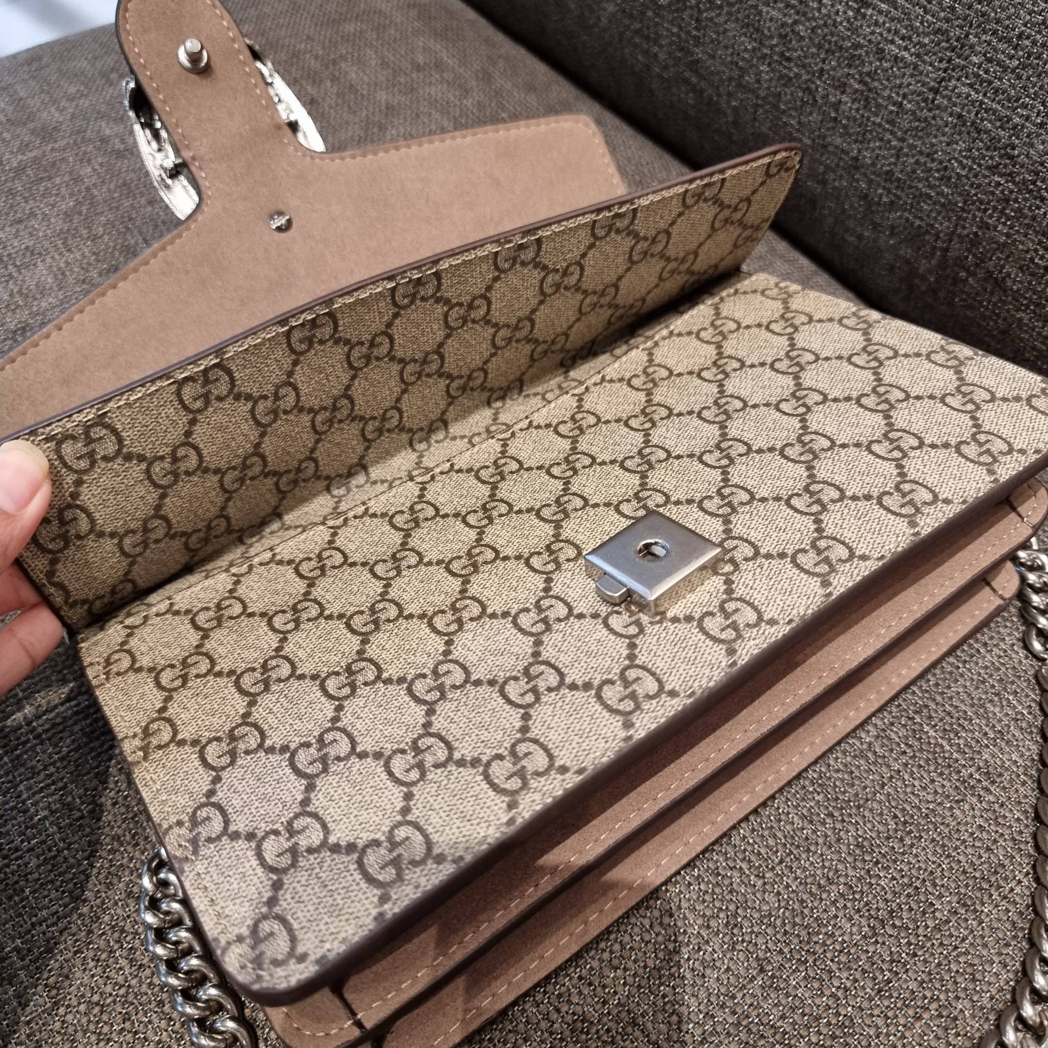 Gucci Small Dionysus GG Shoulder Bag ฮอตสุดไม่มีใครเกิน สวยจริงไม่ทิพย์!! GC CROSSBODY BAG WITH GWP สุดคุ้มจาก duty free กับกระเป๋าสะพายรุ่นที่สาวๆต้องไม่พลาด!! ดึงดูดและสะกดสายตาด้วยอะไหล่ดีเทลหรูรูปหัวสิงโต วัสดุหนังแคนวาส ทนทาน ดูแลรักษาง่าย เปิด-ปิดด้