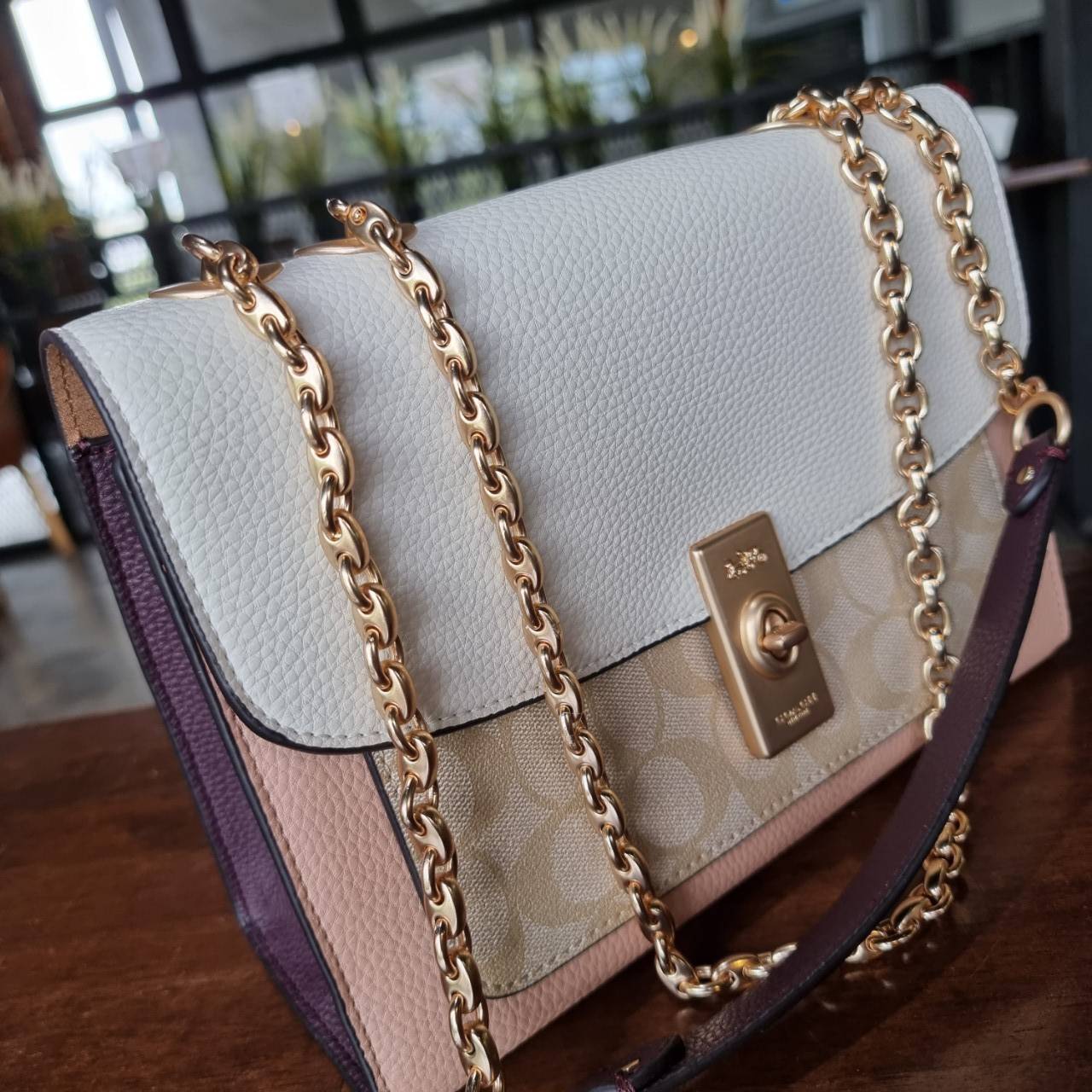 ของแท้ 💯% 】COACH C2174 LANE SHOULDER BAG IN COLORBLOCK SIGNATURE CANVAS หรูสุดต้องใบนี้นะน้องนะ ไอเท็มใหม่ล่าสุด กระเป๋าสะพายสายคุณหนู ดูหรูและคลาสสิค สายสะพายโซ่อะไหล่ทองขับผิว วัสดุหนัง pepble ตัดกับหนังแคนวาสเป็นดีไซน์คัลเลอร์บล็อค