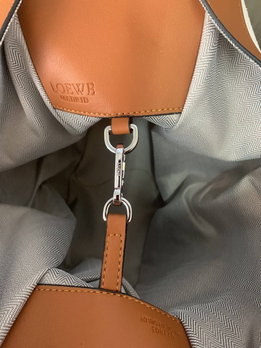 Loewe Hammock Bag / Loewe Small Hammock Tan Ken Price La Palme Edition / กระเป๋าสไตล์แคชชวล พิมพ์ลายต้นปาล์ม