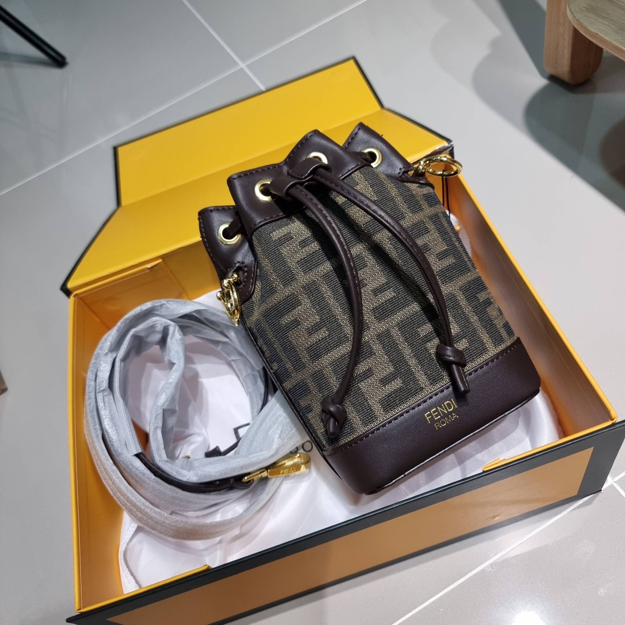 FENDI MINI BUCKET BAG / Fendi Mon Tresor Mini Brown Bag กระเป๋าสะพายทรงขนมจีบยอดฮิต ไซส์มินิ ที่น่ารักน่าใช้มาก ดีไซน์สวยอยู่ทรง วัสดุผ้าแคนวาสสลับหนังแท้ ดีเทลห่วงคล้องอะไหล่สวยหรู มาพร้อมสายสั้นคบ้องแขน และสายครอสบอดี้สำหรับสะพายข้าง สลับใช้ได้ไม่จำเจ ภ