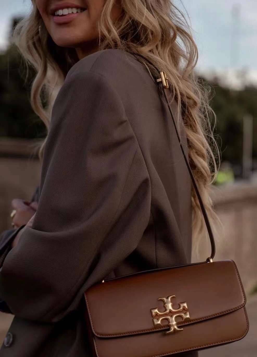 TORY BURCH ELEANOR CONVERTIBLE SHOULDER BAG ((89644)) รุ่นใหม่ สวยตามคนดังเซเลบกันเลยค่า! พร้อมส่ง ห้ามพลาดก่อนหมด ต้องมีติดตัวสักใบค่า กระเป๋าหิ้ว//คล้องไหล่ หรือสะพายข้างได้ หนังแท้เรียบ ผิวลื่น หรูมากๆสำหรับรุ่นนี้ เปิด-ปิดกระเป๋าแบบแม่เหล็กโลโก้แบรนด์