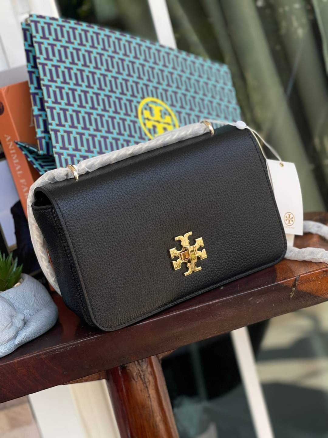 Tory burch description mercer adjustbale shoulder bag เป็น Collection รุ่นท็อปที่สาว ๆ หลายคนถูกใจ ด้วยทรงกระเป๋าคลาสสิกสุดเก๋ ใช้งานแบบไหนก็ดูดี ในลุคช์สาวหวานแบบสะพายสายคู่ หรือ ต้องการความคล่องตัวด้วยการสะพายแบบครอสบอดี้ มีดีไซน์ที่ Practical ต่อการใช้