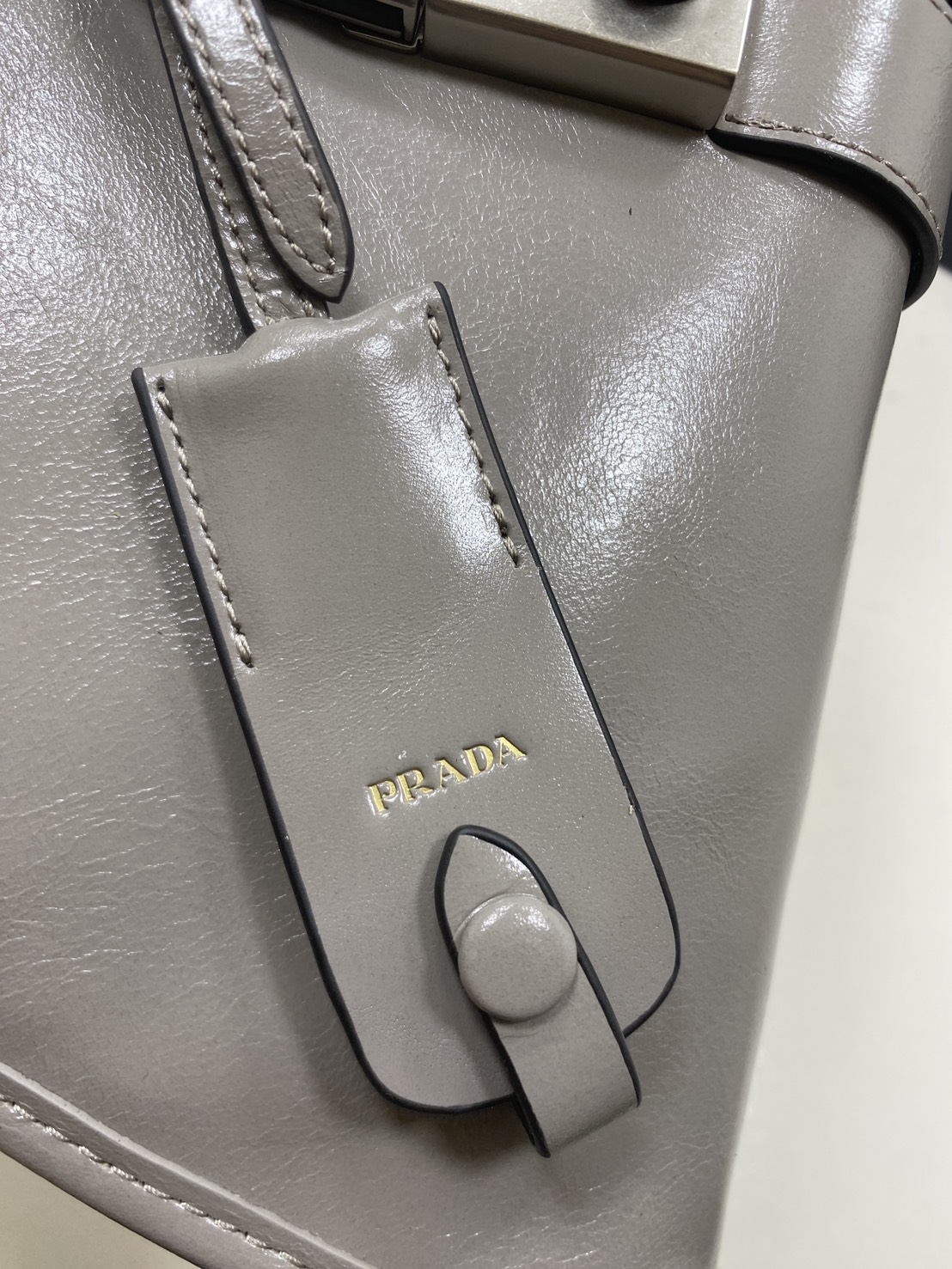 TOP ORI หนังแท้ | เกรดดีสุด PRADA Medium leather tote bag / pradahobo กระเป๋าสะพายทรงโฮโบ คลาสสิคหนังเงาสวยหรูดูแพง ใบใหญ่กำลังดี ดีไซน์ใหม่ล่าสุด ภายในโล่งกว้าง จุของได้สบายๆ