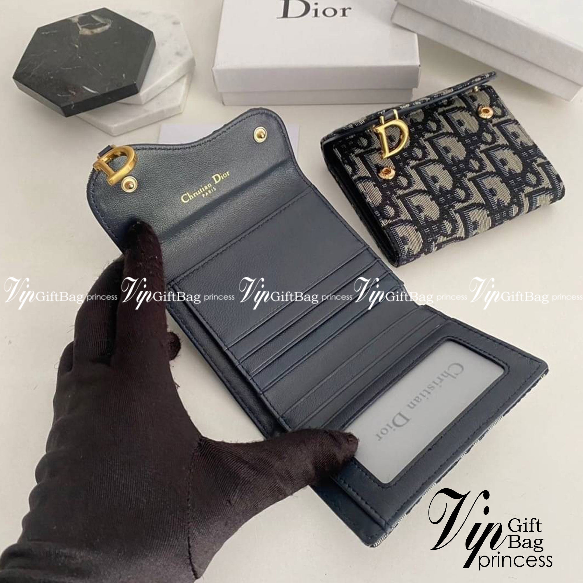 VIP 🥂DIOR Wallet Saddle Lotus / Dior tri-fold wallet กระเป๋าสตางค์ 3 พับ วัสดุหนังแท้ และผ้า Jacquard อย่างดี ทอสวยงาม ผสมผสานความสง่างามและคลาสสิกที่เข้ากับยุคสมัย ภาพสินค้าถ่ายจากงานขายจริง ใช้งานต่างประเทศได้