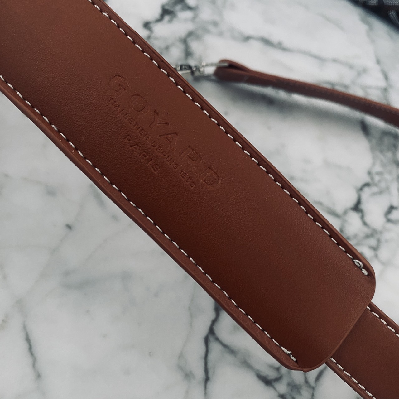 Goyard Boeing Travel 55 Duffle Bag กระเป๋าเดินทางใบใหญ่ ดีไซน์สวยคลาสสิกเป็นเอกลักษณ์ ไอเท็มที่จะทำให้การเดินทางไม่ธรรมดาอีกต่อไป ด้วยดีเทลความเป็นเอกลักษณ์ เรียบแต่หรู ภายในจุของได้เยอะมาก