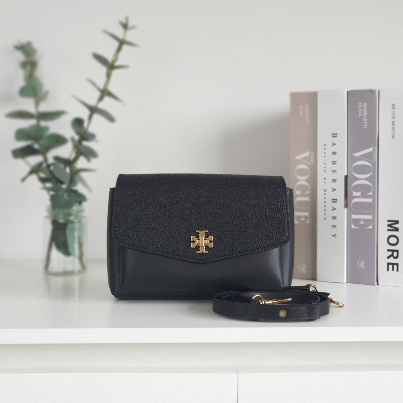 TORY BURCH CROSSBODY BAG กระเป๋าสะพายข้าง **หนังสวยมาก อะไหล่ทองวินเทจ ด้านหน้าประดับโลโก้แบรนด์ เปิดปิดด้วยตัวล็อคหมุน ภายในโล่งกว้างบุผ้าปั้มแบรนด์ มีช่องใส่ของ 3 ช่องใหญ่ พร้อมช่องซิปและที่เก็บบัตร มาพร้อมสายยาวถอด-ปรับระดับได้ ขนาดกำลังดี รีบคว้าด่วนค