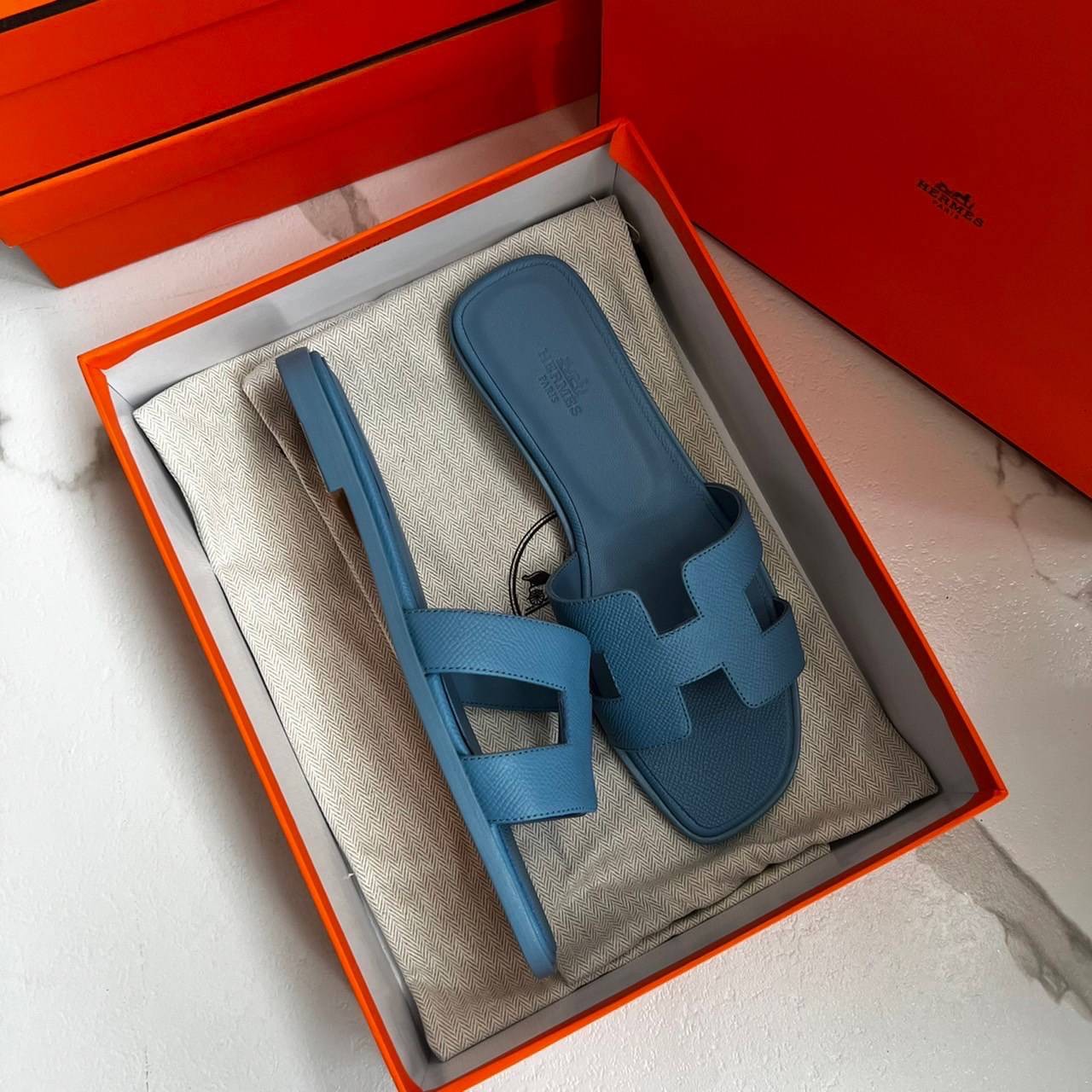 หนังแท้ Hermes sandal Epsom leather รองเท้าแตะงานสั่งตัตใช้สลับแท้ เกรดออริจินอล 1:1 เกรดเหมือนสุด มี series code ทุกคู่ งานตัดเย็บปราณีตละเอียด ใส่สบาย ไม่ลื่น ใช้ทนนาน เกรดนี้คุ้มมาก ไม่ผิดหวังค่ะ ภาพสินค้าถ่ายจากงานขายจริง ใช้งานต่างประเทศได้