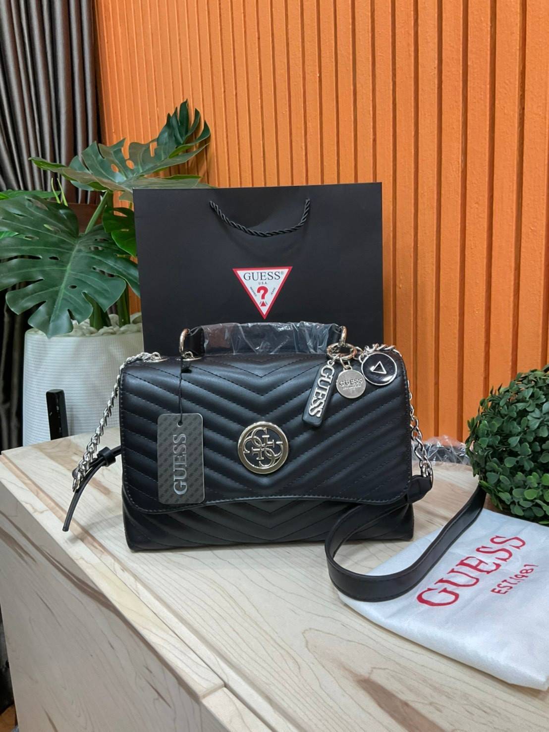 ของแท้ 💯% 】GUESS BLAKELY TOP HANDLE FLAP BAG กระเป๋สะพายรุ่นใหม่ล่าสุด รุ่นยอดนิยมสวยอยู่ทรง วัสดุหนังนิ่ม น้ำหนักเบา มีฐานกว้างตั้งอยู่ทรง ด้านหน้าประดับด้วยโลโก้แบรนด์สวยโดดเด่น