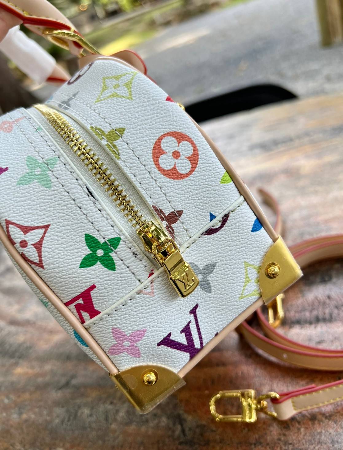 ORI หนังแท้ | LV x TM Handbag East West Murakami ซีซั่นนี้จะเป็นรุ่นไหนไปไม่ได้นอกจากรุ่นใหม่ล่าสุด พิมพ์ลายโมโนแกรมทั้งใบทรงล้ำสมัย หนังแท้นิ่มอย่างดี ประดับด้วยหมุดโลหะสีทองสุดหรูค่ะ