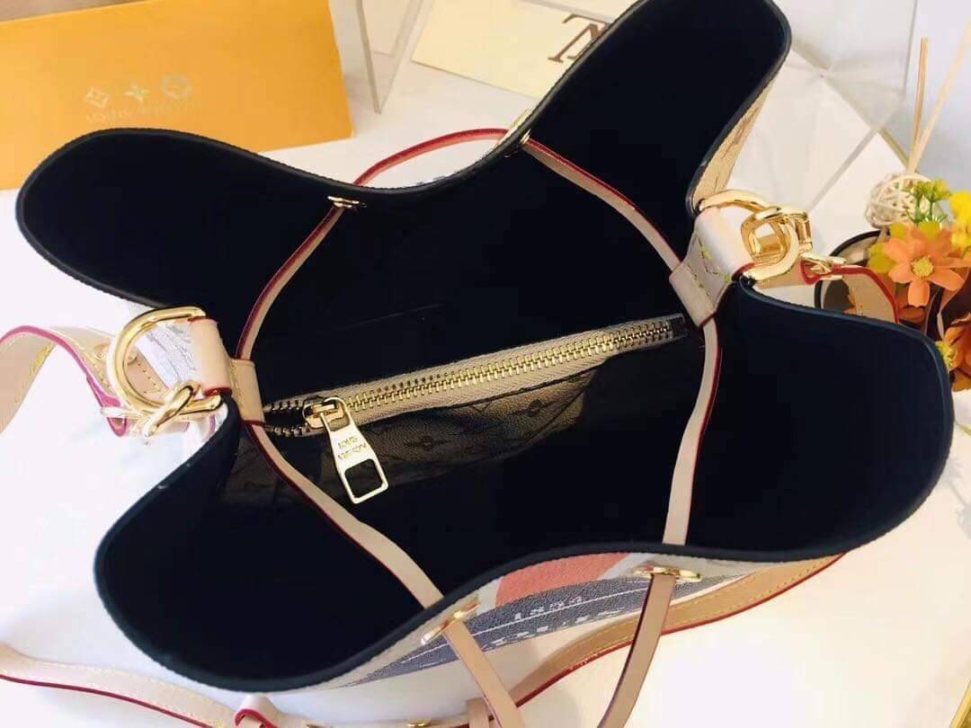 LV neonoe monogram canvas สีใหม่ อีกหนึ่งรุ่นท็อปฮิต ที่ไม่มีไม่ได้จริงๆ กับกระเป๋าสะพายทรงบัคเก็ตใบใหญ่ โดดเด่นและเป็นเอกลักษณ์ด้วยการตกแต่งลายพิมพ์เฉพาะลงบนผืนหนัง