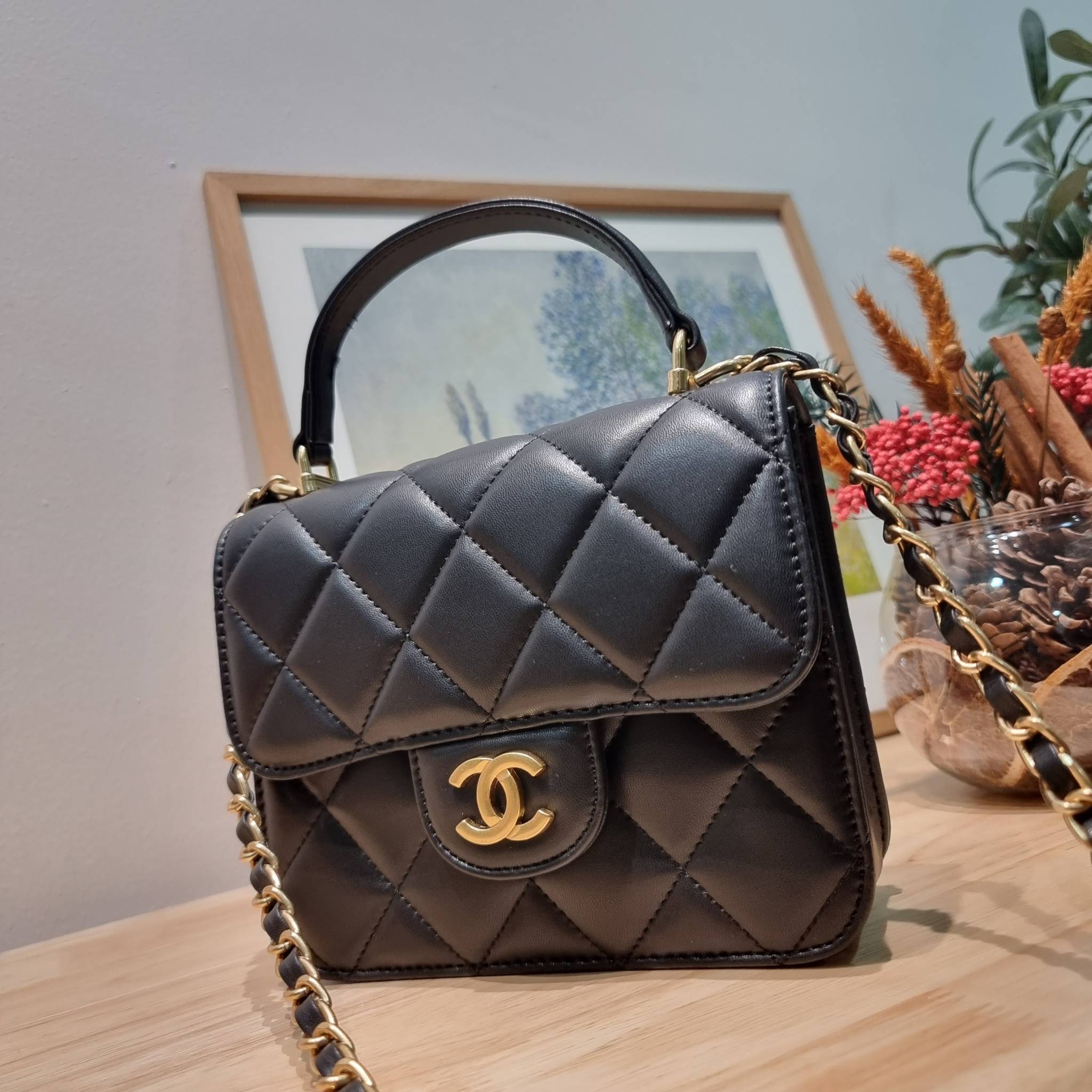 CHANEL flap bag with chain กระเป๋าสะพายสุดหรู สวยดูแพง รูปทรงคลาสสิค ขนาดกำลังพอเหมาะ สายสะพายโซ่ในตัว น้ำหนักเบา และยังมีหูจับในตัว สะดวกต่อการพกพา ตัวกระเป๋าเปิดด้วยกระดุมแม่เหล็ก วัสดุหนังอย่างดี ผิวสัมผัสดี ภายในเป็นช่องโล่ง และยังมีช่องซิปให้ด้วย