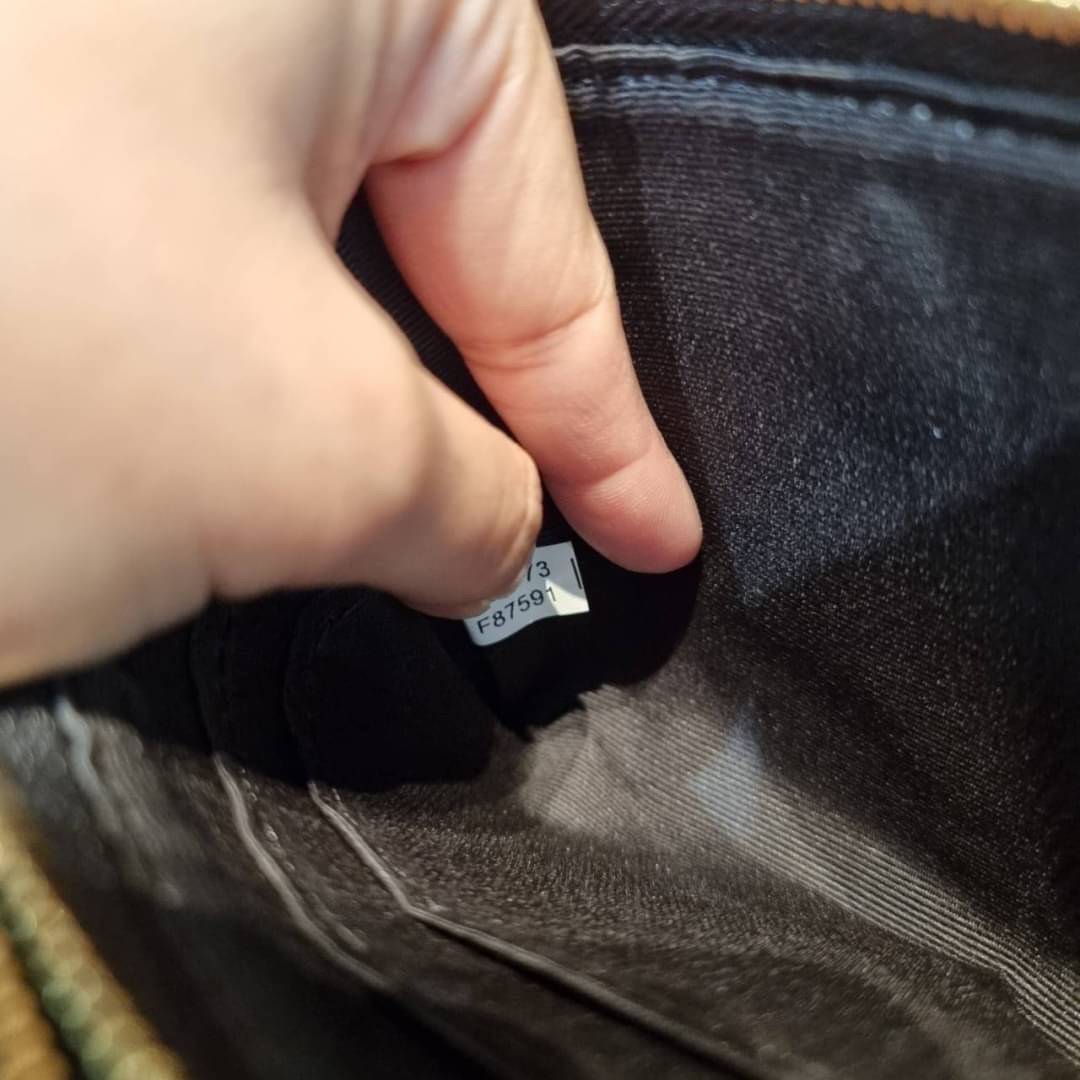 COACH F87591 DOUBLE CORNER ZIP WALLET IN SIGNATURE COATED CANVAS คล้องมือรุ่น 2 ซิป!! มาแล้วจ้า 🌟🤗 ไซส์นี้คือเหมาะมือจริงๆ พกง่ายเช่นเคย ไม่ต้องกังวลว่าจะเกะกะหรือกินพื้นที่กระเป๋าหลัก วัสดุหนังแคนวาสเคลือบลาย มีช่องหลักแยก 2 ช่อง ภายในบุผ