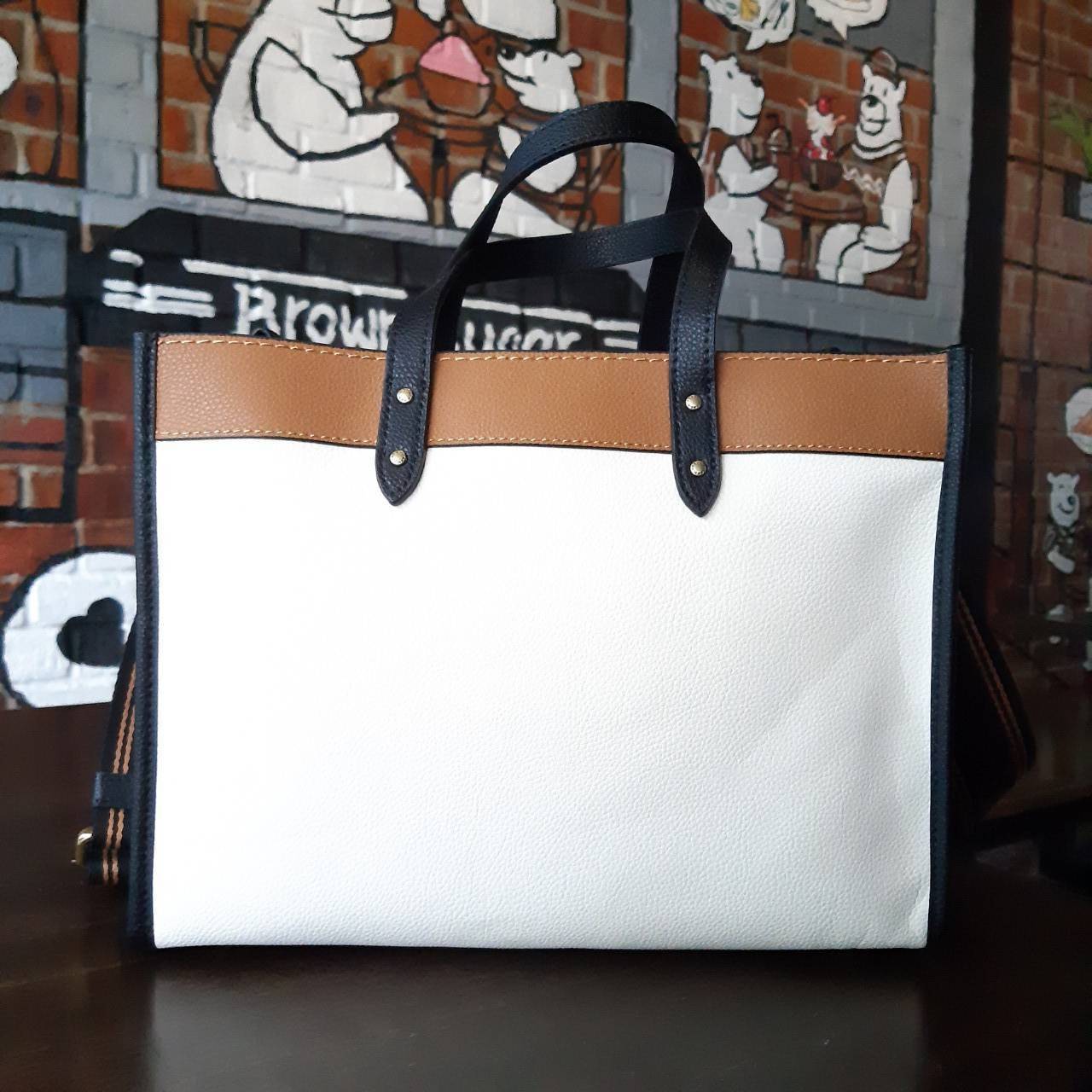 ของแท้ 💯% COACH C0777 FIELD TOTE 30 IN COLORBLOCK WITH COACH BADGE กระเป๋าสะพายทรงโท้ท รุ่นคลาสสิคย้อนยุค สีเรียบหรู ใช้ได้ในทุกโอกาส วัสดุหนัง pepble เต็มใบ มาพร้อมสายสะพาย crossbody เส้นใหญ่ ทนทาน สีตัดโทนกับกระเป๋าอย่างลงตัว
