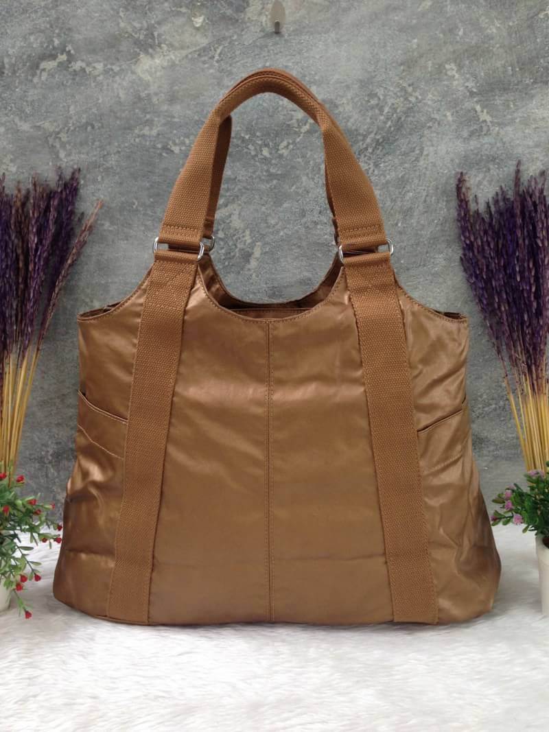 Kipling รุ่น Cicele กระเป๋าสะพายไหล่ใบใหญ่ สวยน่ารัก ตัวกระเป๋าด้านในเป็นช่องโล่งแบบปิดเปิดด้วยซิป มีช่องซิปด้านใน ด้านข้างกระเป๋า มี 2 ช่อง ปิดเปิด ด้วยเทป พร้อมที่ใส่โทรศัพท์ ปากกา และ MP 3 ในส่วนด้านใน และ ด้านข้างกระเป๋า ซ้าย-ขวา เป็นช่องขนาดเล็กสำหรั