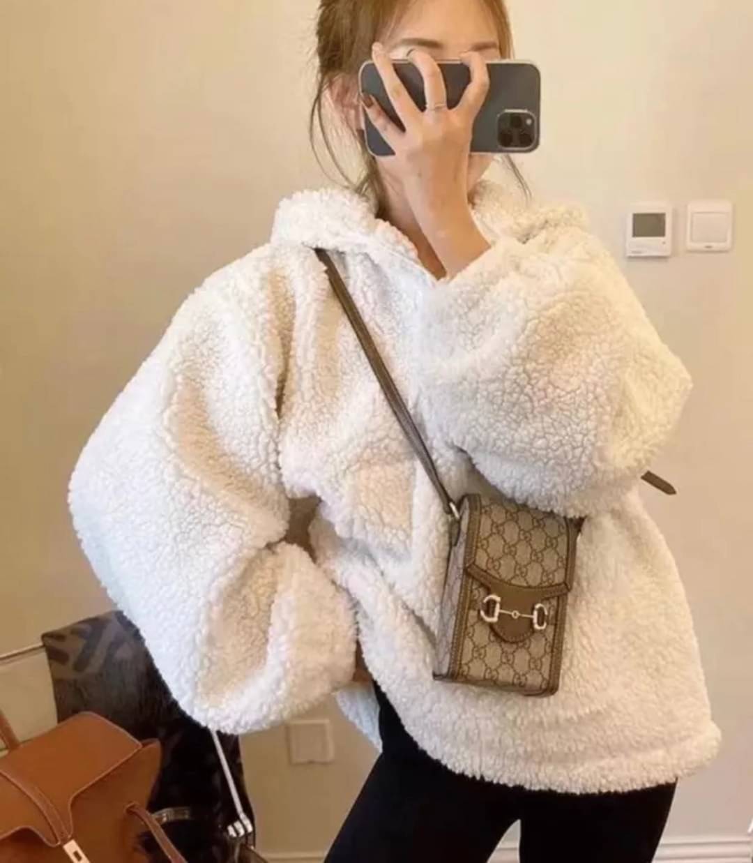 VIP GIFT 】หนังแท้ GUCCI Horsebit 1955 mini bag กระเป๋าสะพาย กระเป๋าใส่โทรศัพท์ งานแฟชั่นคลาสสิก ขอบหนังวัวแท้สีน้ำตาล อะไหล่สวย ดีไซต์สัญลักษณ์วงแหวนตามแบบฉบับ GUCCI มาพร้อมกล่องแบรนด์และสายสะพายยาวที่สามารถปรับระดับได้ พร้อมส่งให้สะพาย สวยๆ กันแล้ววันนี้