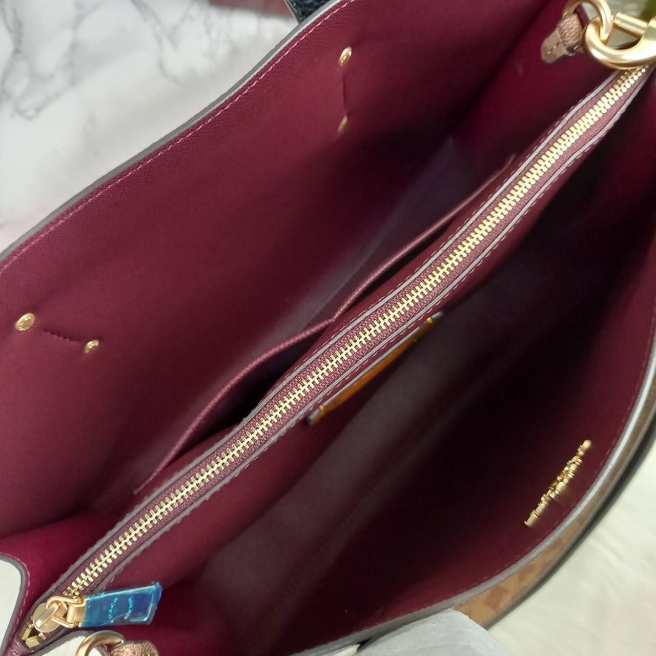 COACH CHARLIE CARRYALL IN SIGNATURE CANVAS (31210) ðšāđāļĢāļĩāļĒāļāļŦāļĢāļđ āļāļĨāļēāļŠāļŠāļīāļ//āļāļĢāļ°āđāļāđāļēāļāļ·āļ āļāļĢāļ°āđāļāđāļēāļŠāļ°āļāļēāļĒ āļāļĢāļ TOTE āļŠāļļāļāļŦāļĢāļđāļŦāļĢāļē āļāļĩāđāļāļāđāđāļāđ āđāļĄāđāļāļģāđāļ// āļ§āļąāļŠāļāļļāđāļāļāļ§āļēāļŠ āļāļŠāļĄāļŦāļāļąāļāđāļāđāļāļļāļāļ āļēāļāđāļĒāļĩāđāļĒāļĄ āļĢāļđāļāļāļĢāļāđāļāļāđāļāđāļ āļĨāļēāļĒ SIGNATURE āļŠāļ§āļĒāļĄāļēāļ// āļāđāļēāļāđāļāļĄāļĩ 2 āļāđāļāļāđāļĨāđāļāļāļ§āđāļēāļ āđāļĨāļ°āļāļĩāļ 1 āļāđāļāļāļāļīāļāļ