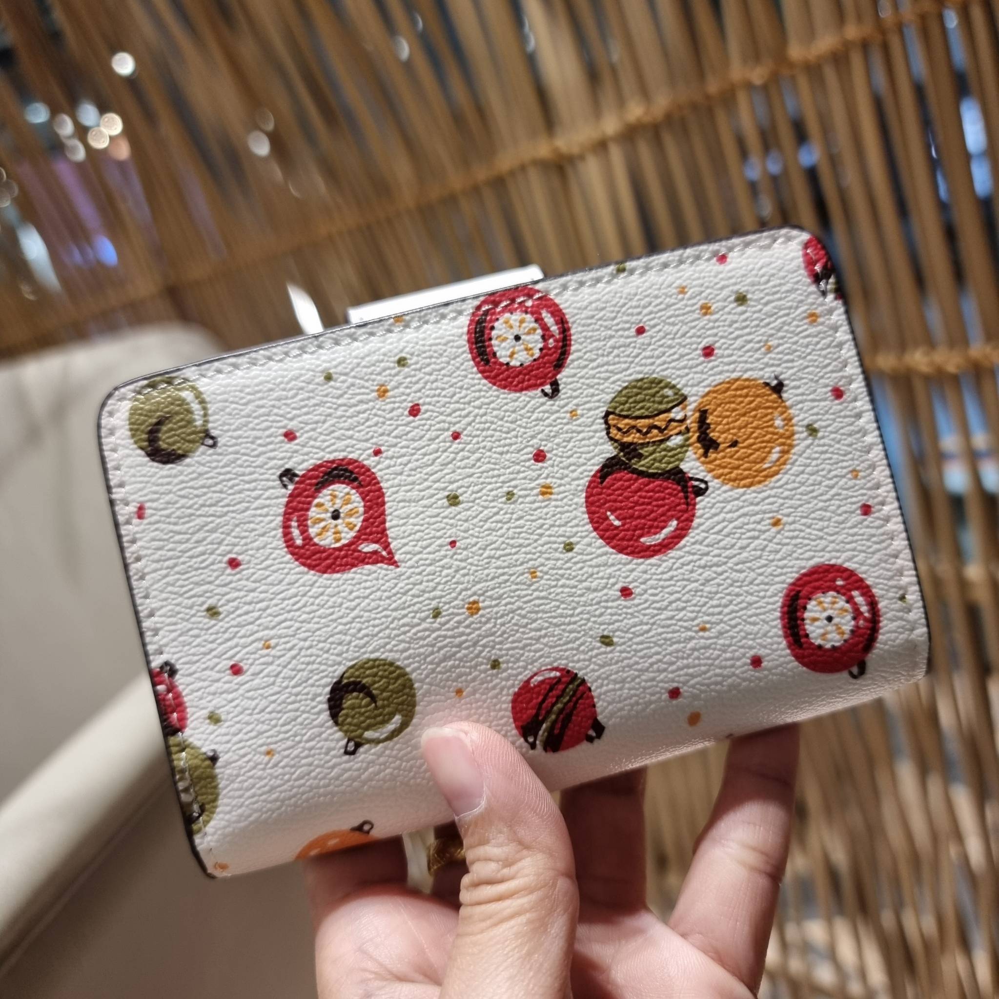 COACH C7414 MEDIUM CORNER ZIP WALLET WITH ORNAMENT PRINT คอลเลคชั่นใหม่ กระเป๋าสตางค์ใบกลาง ดีไซน์ใหม่ สุดหรู คละลายพริ้นท์เต็มใบ น่าใช้ไปอีก วัสดุหนังแคนวาสเคลือบลาย ภายในมีช่องใส่บัตร ใส่ธนบัตรได้ครบ และมีช่องซิปแยก ใบจริงสวยมากๆ แนะนำจ้า ราคาสุดคุ้มครบ