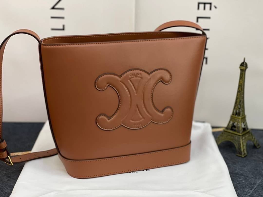 หนังแท้ CELINE SMALL BUCKET CUIR TRIOMPHE IN SMOOTH CALFSKIN / CELINE BUCKET BAG CUIR TRIOMPHE พร้อมส่งที่ไทย คอลเลคชั่นใหม่ ฮิตข้ามปี กับกระเป๋าสะพายทรงถัง ใช้งานง่ายที่สุด สายสะพายในตัว ปรับใช้ได้เลย วัสดุหนังวัว เรียบหรู ผู้ดีไปอีก โดดเด่นด้วยโลโก้เอกล