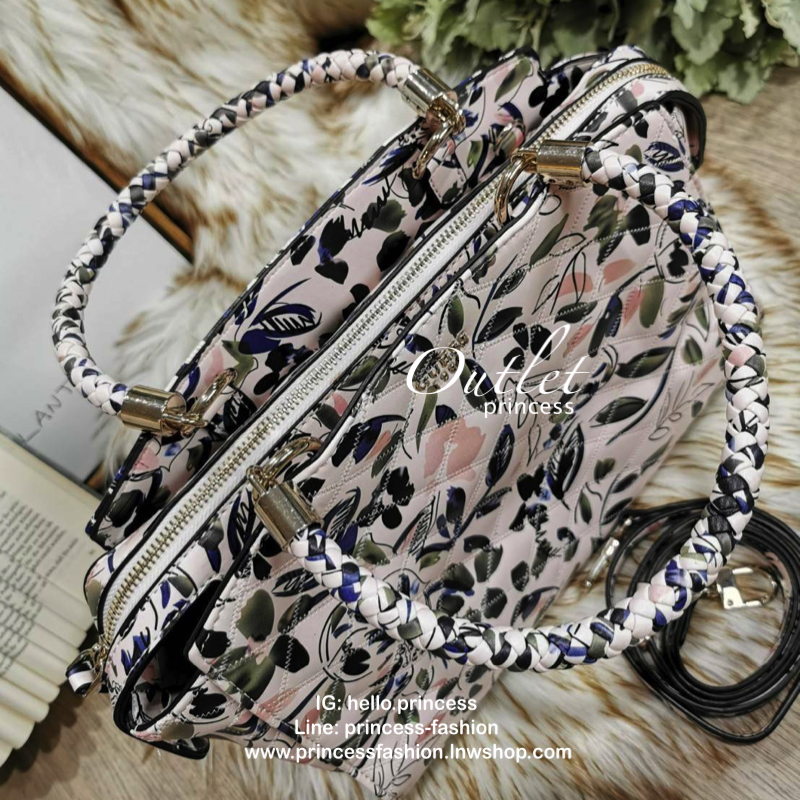GUESS WOMAN CROSS BODY BAG กระเป๋าถือ/สะพายรุ่นใหม่ล่าสุดจาก GUESS FACTORY หนังสวยอยู่ทรงขนาดกำลังดี น้ำหนักเบา ด้านหน้าประดับโลโก้แบรนด์เปิดปิดด้วยซิปสะดวกใช้ ด้านข้างมีกระดุมปรับขยาย ภายในมีโลโก้ ช่องซิปและช่องใส่ของ ซับในพิมพ์แบรนด์ ใส่กระเป๋าสตางค์ มื