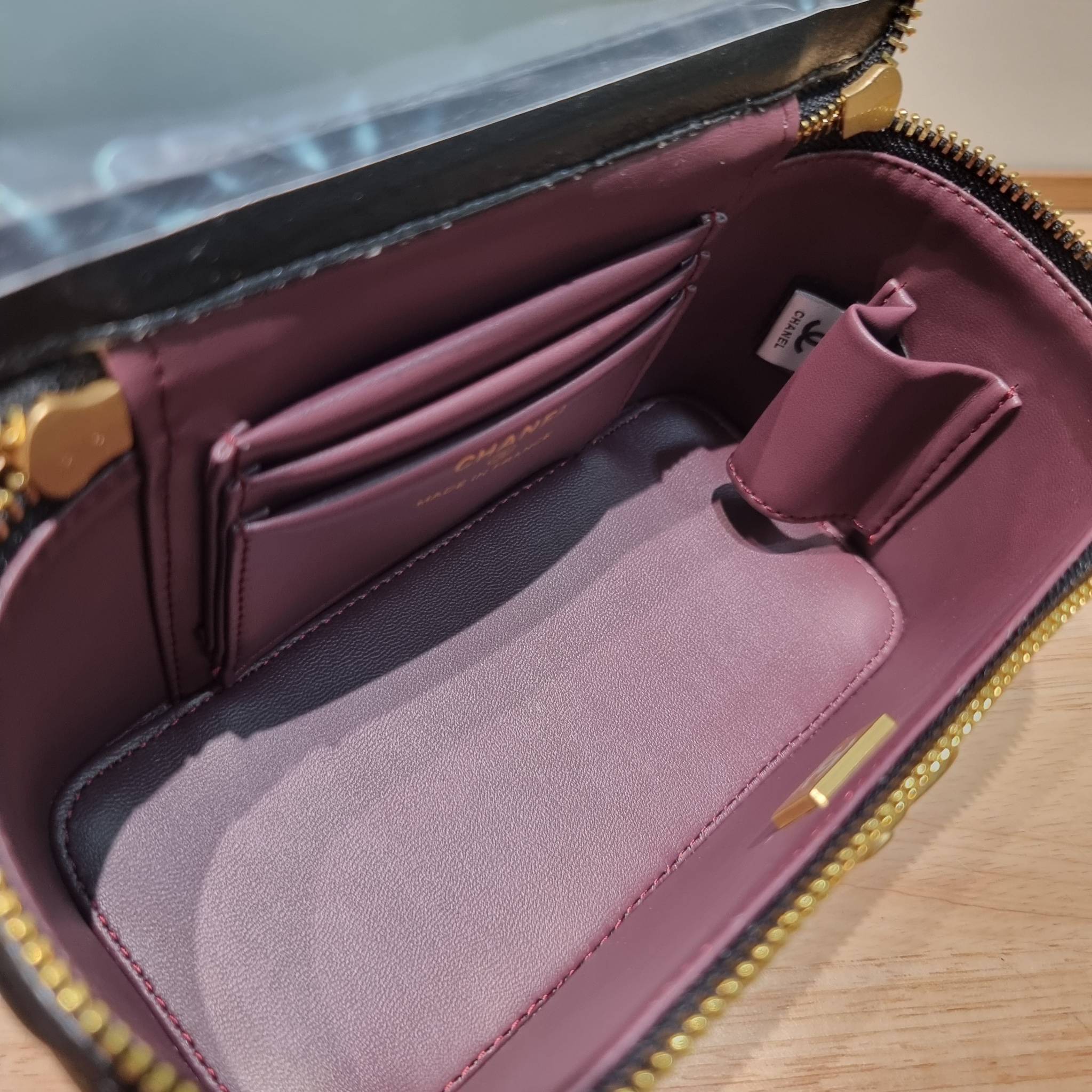 Chanel camellia vanity case bag พลาดไม่ได้เลยกับคอลสุดแซ่บ ดีไซน์ใหม่ 2023 นอกจากความคลาสสิคของรูปทรง ตัวอะไหล่ก็ยังปรับเพิ่มดีเทลความหรู