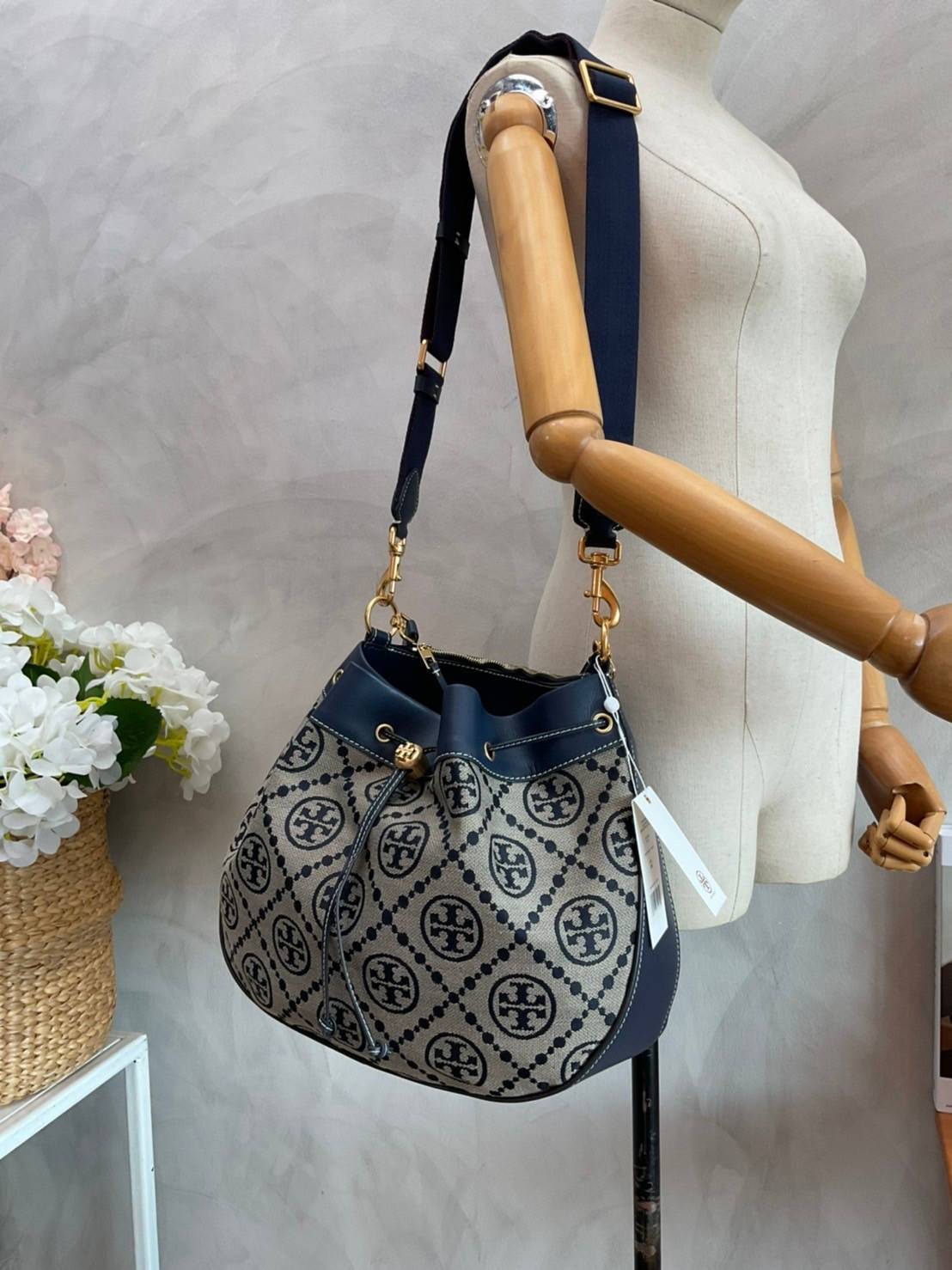 Tory burch t monogram jacquard drawstring hobo New Collection 2021 กระเป๋าถือและสะพายข้าง Monogram จาก tory burch ทำจากผ้าใบ jacquard ตัดด้วยหนังวัวแท้