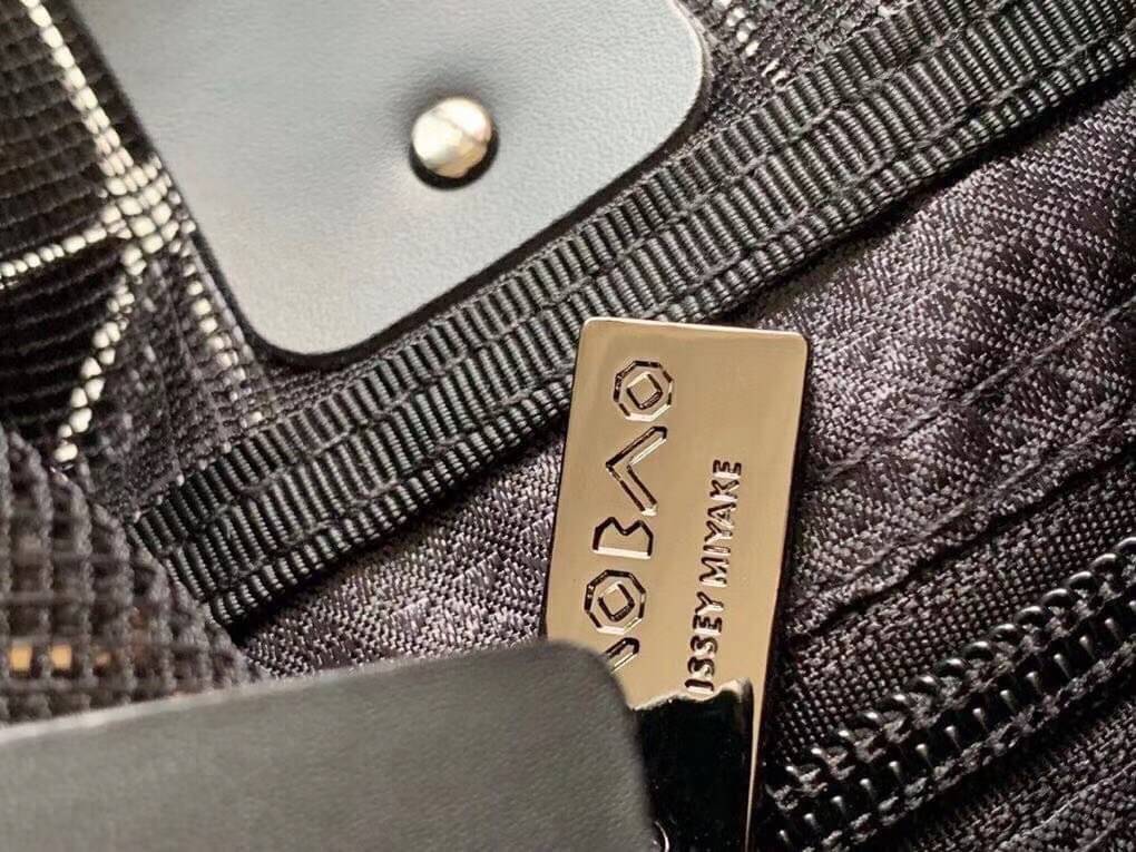 พรีเมี่ยมกิ๊ฟแท้ 100% 】ISSEY MIYAKE BAOBAO PLATINUM COLLR [GRAY]